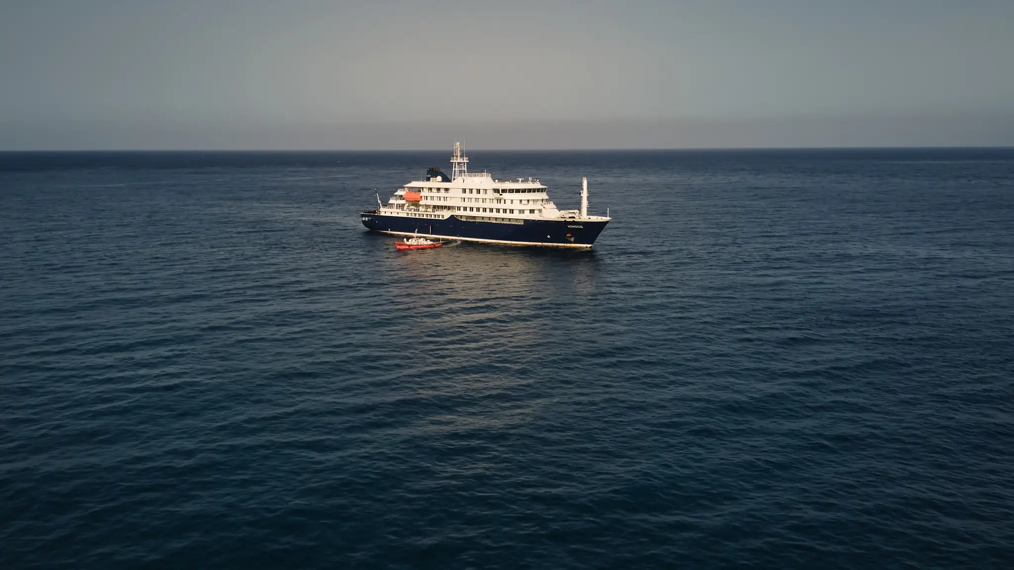 Letecký pohľad na holandskú výletnú loď MV Hondius zakotvenú v Atlantickom oceáne pri Kapverdách.