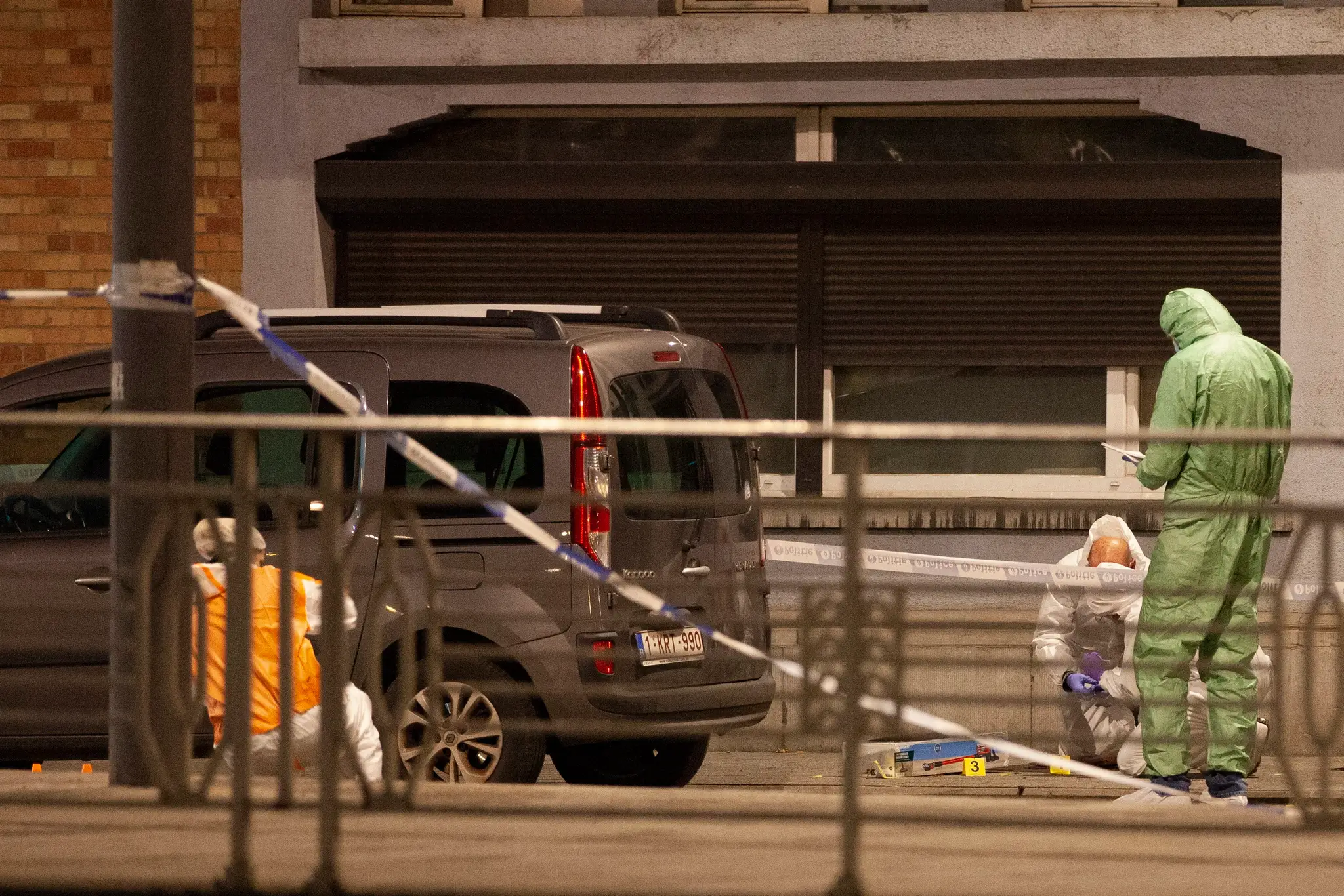 Polícia na mieste po streľbe v Bruseli.