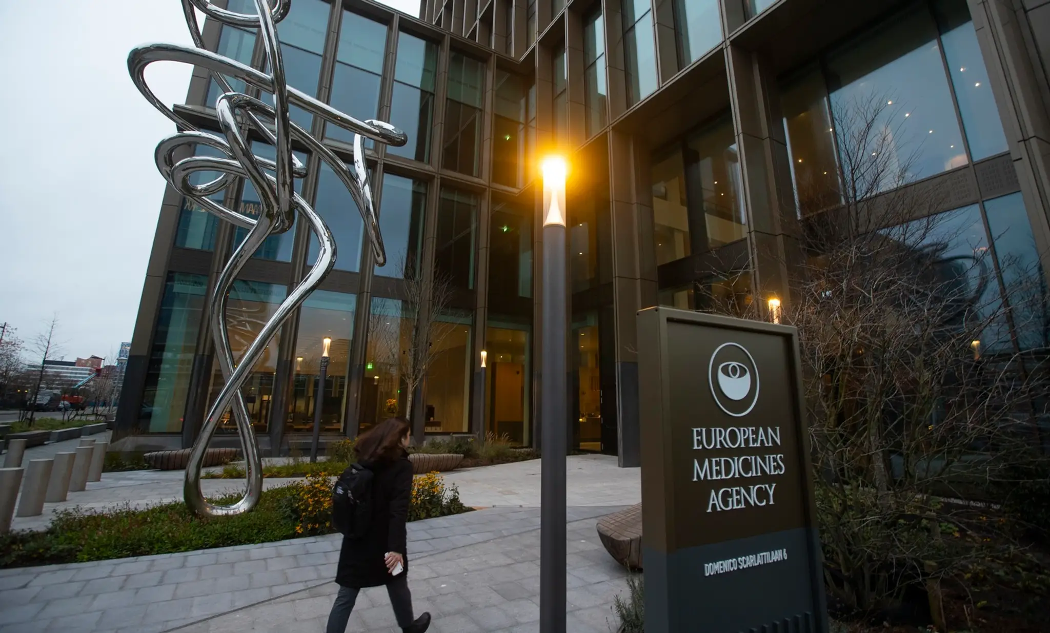 Žena vstupuje do budovy Európskej agentúry pre lieky (EMA) v Amsterdame.