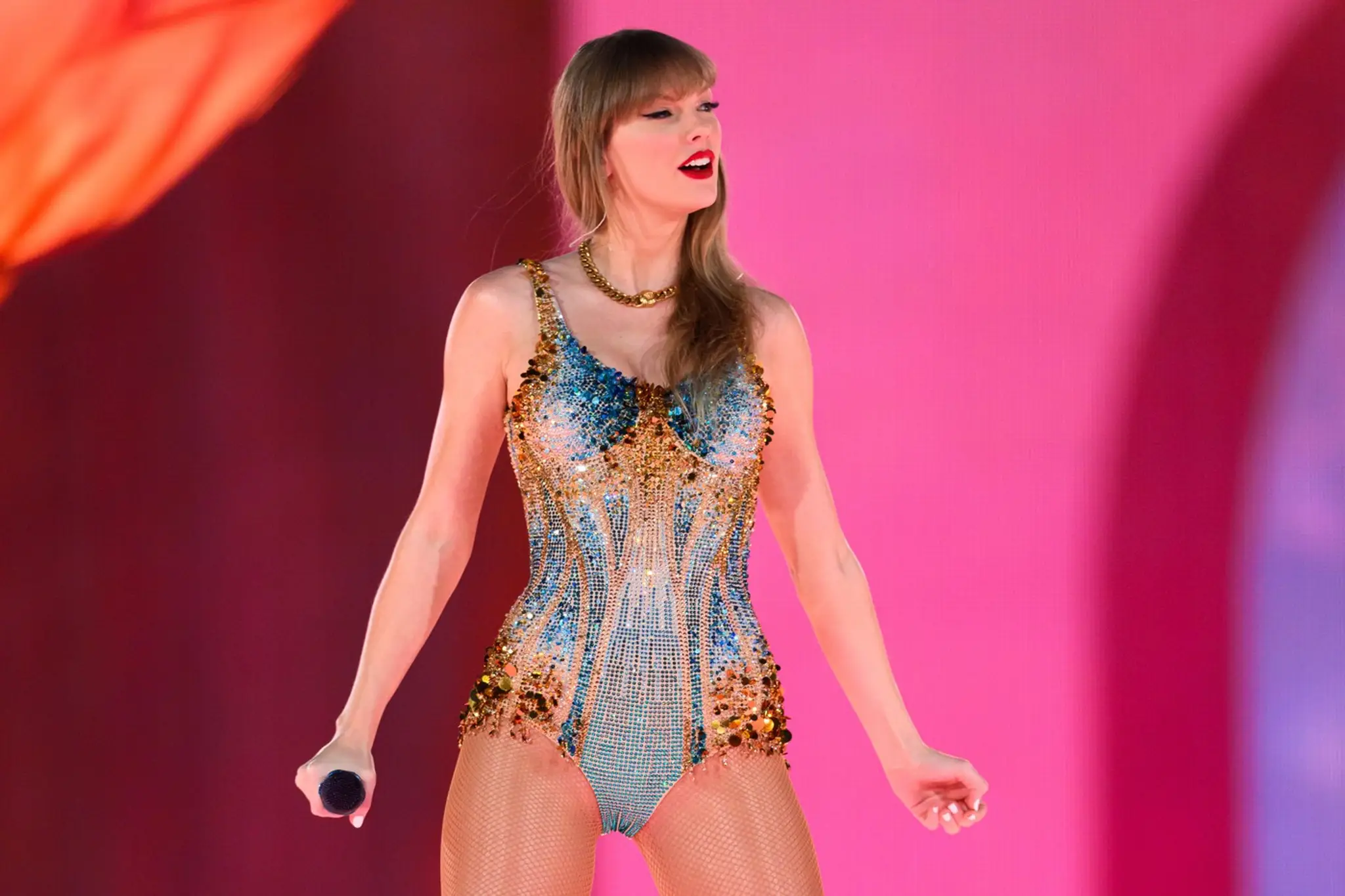 speváčka Taylor Swift na pódiu počas koncertu