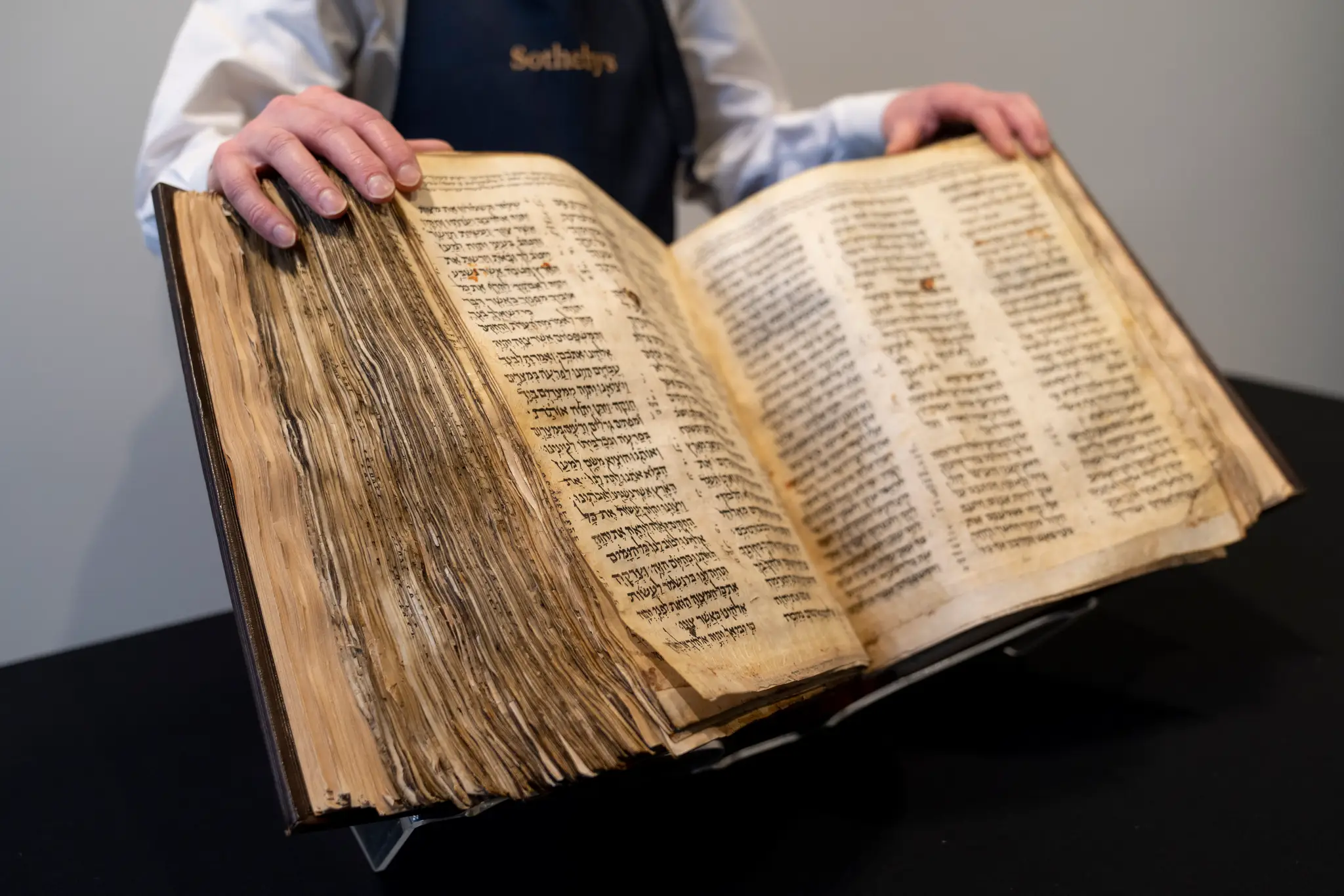 Na archívnej snímke z 15. februára 2023 Sassoonov kódex, vzácny rukopis, ktorý je považovaný za najstarší a najkompletnejší exemplár hebrejskej Biblie.