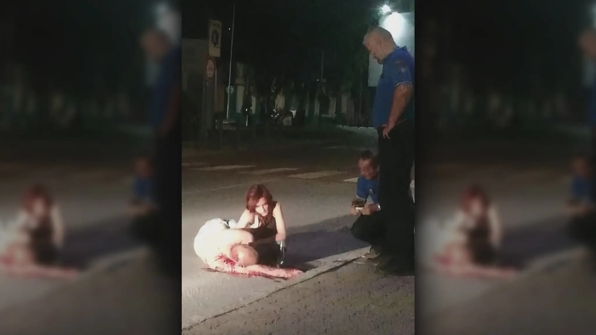 Muž ležal dobodaný na zemi.