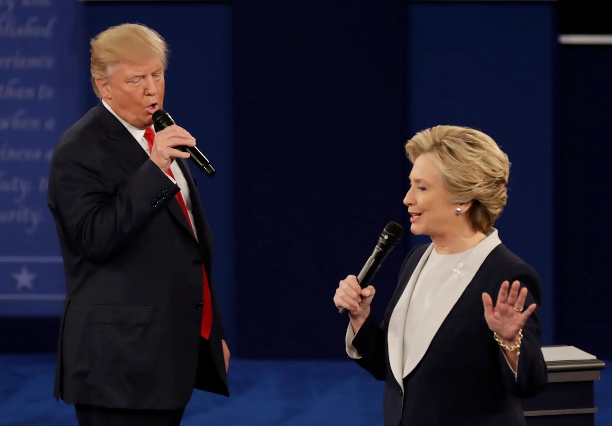 Donald Trump a jeho demokratická rivalka Hillary Clintonová počas druhého televízneho duelu na pôde Washingtonovej univerzity.