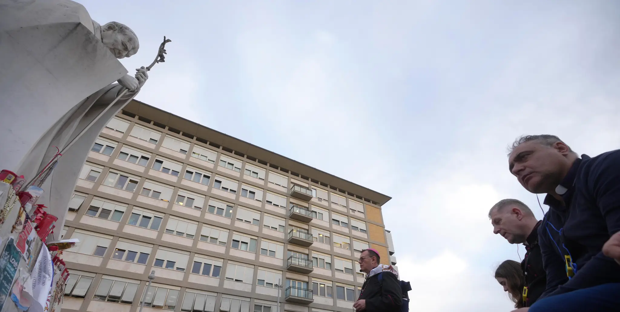 Veriaci pred rímskou nemocnicou Gemelli, v ktorej je hospitalizovaný pápež František.