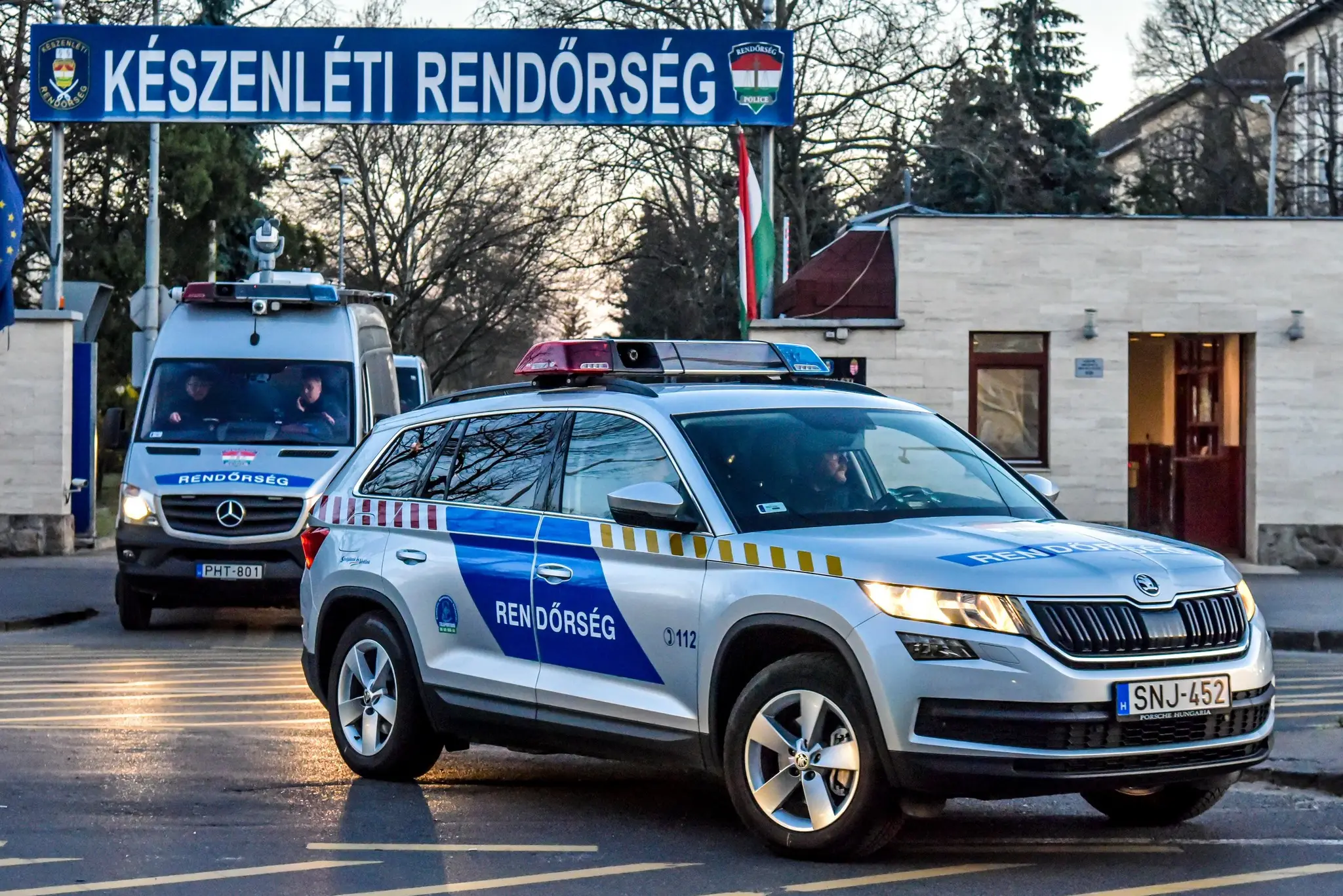 Na snímke sú dve policajné autá z Maďarska, ktoré zrejme vychádzajú z policajnej stanice.