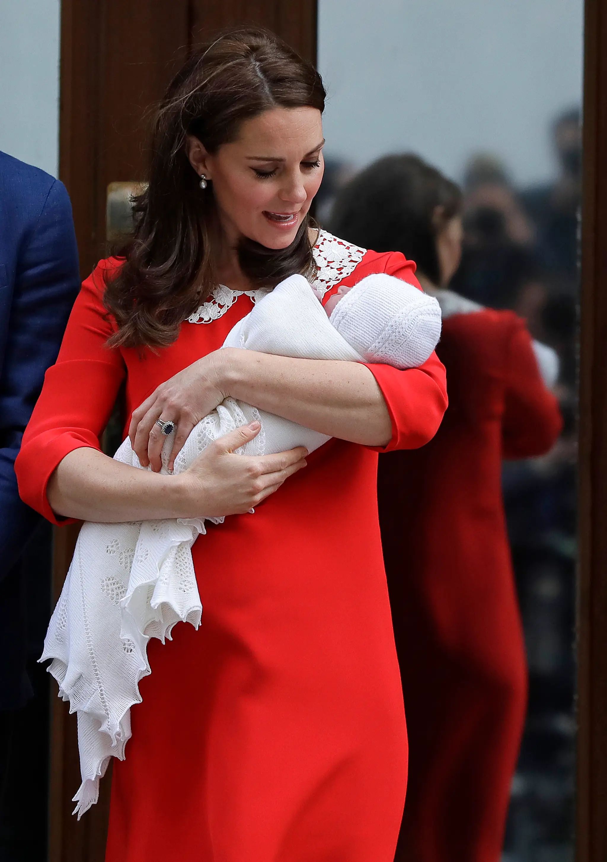 Kate Middleton a princ William predstúpili pred dav v deň pôrodu druhého syna.