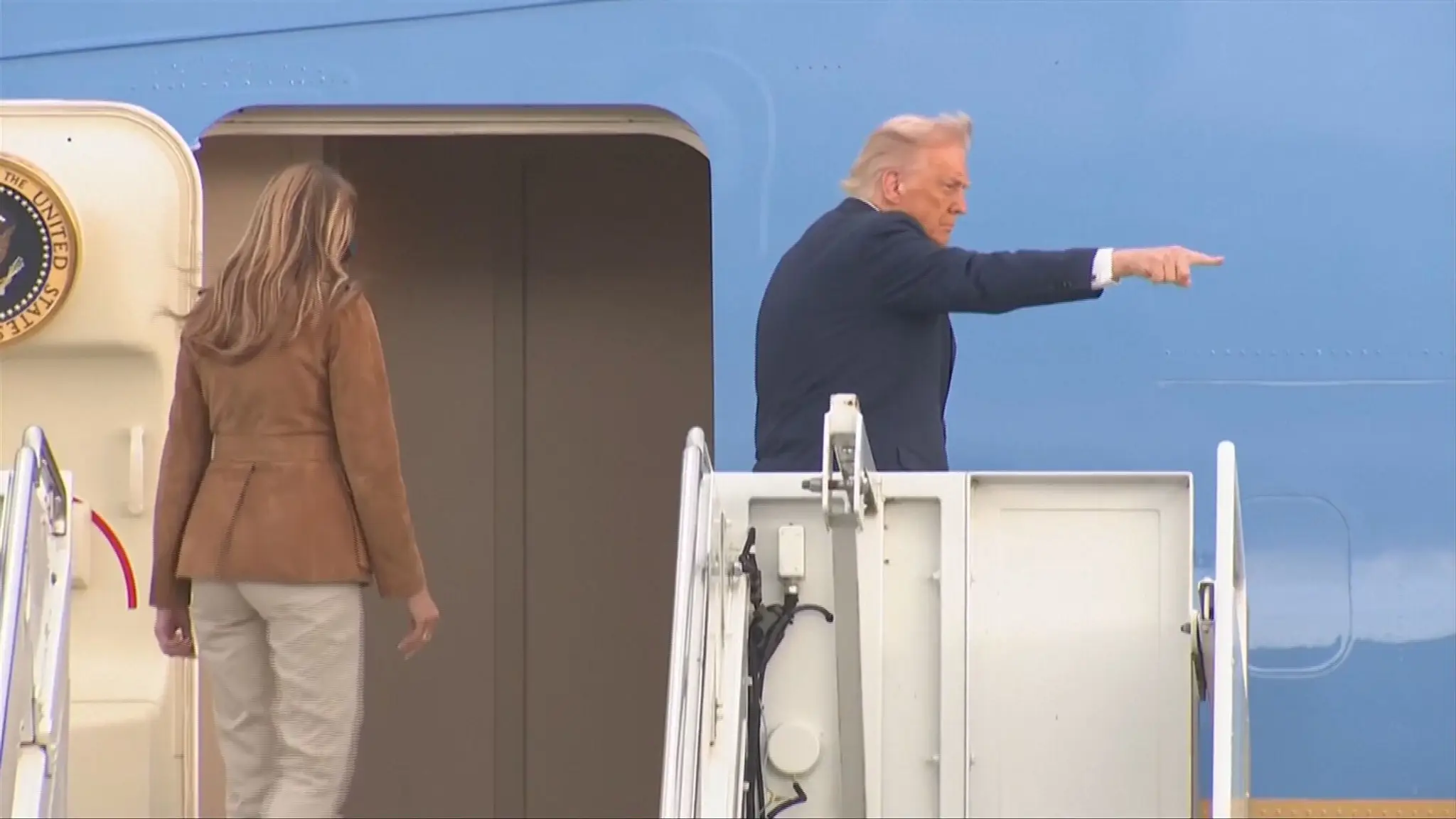Donald Trump nastupuje do Air Force One. 