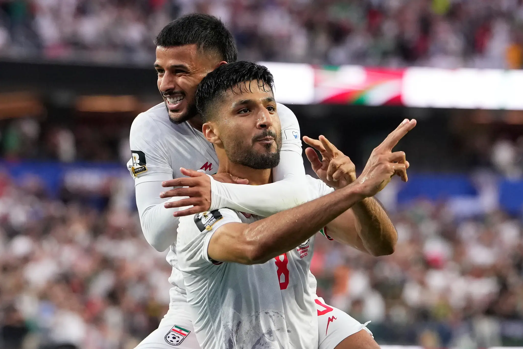 Iránsky futbalista Mohammad Mohebbi oslavuje gól.