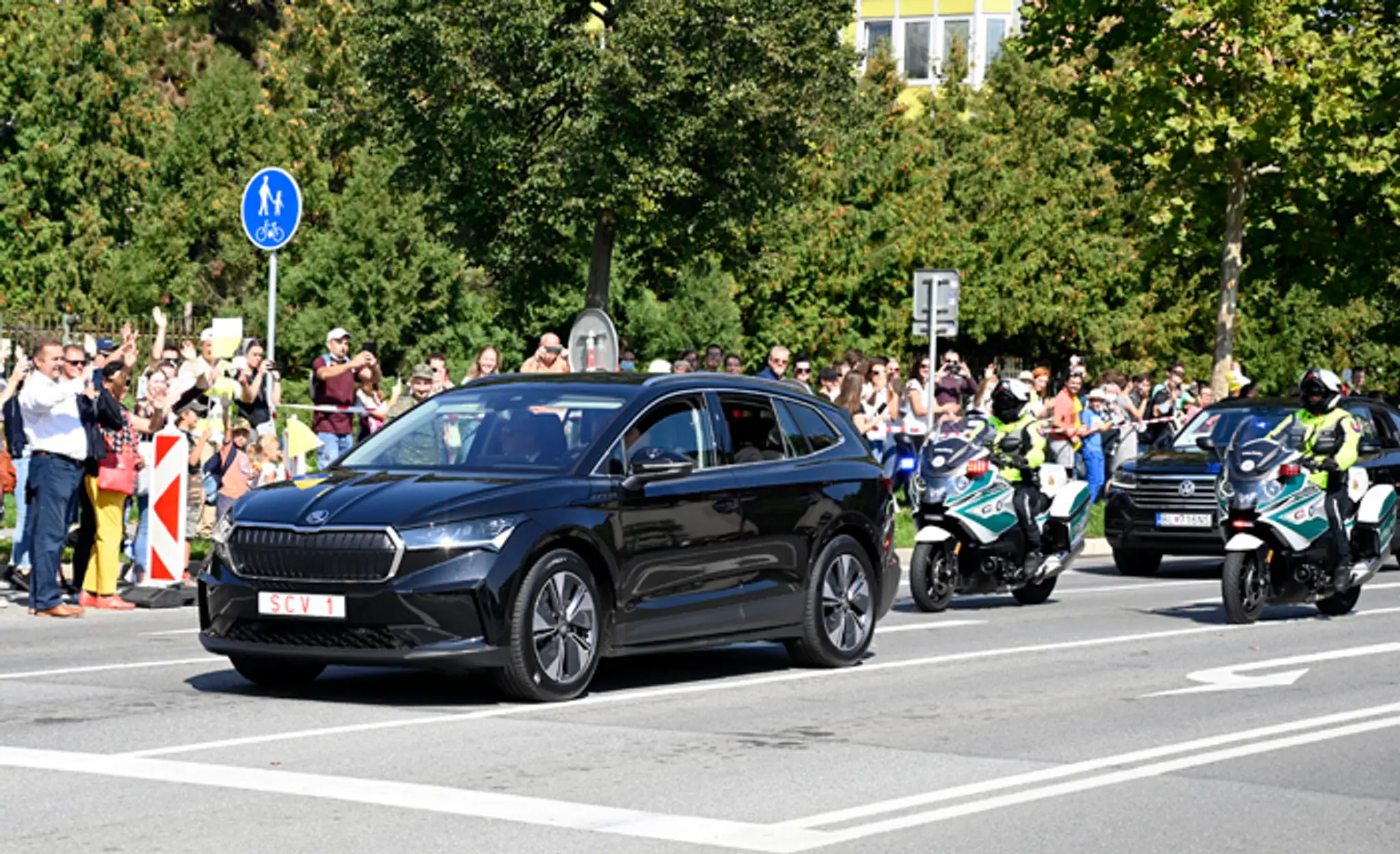 Auto s pápežom po príchode z Prešova do Košíc.