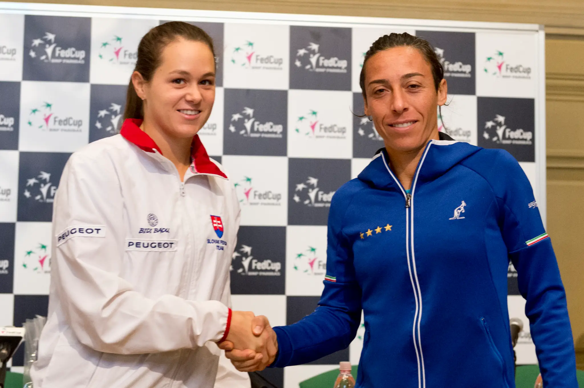 Na snímke hráčky, ktoré nastúpia v prvej dvojhe vľavo Jana Čepelová (Slovensko) a vpravo Francesca Schiavoneová (Taliansko).
