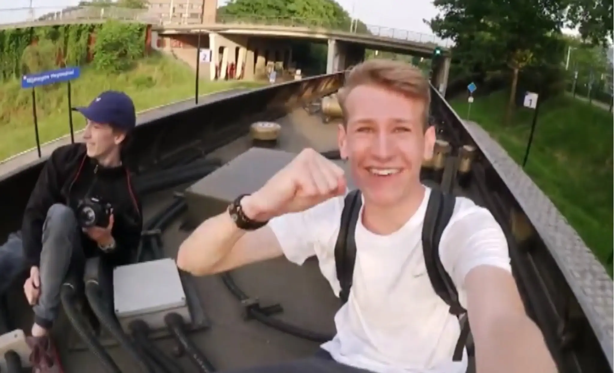 Mladíci si jazdu na streche vlaku užívali