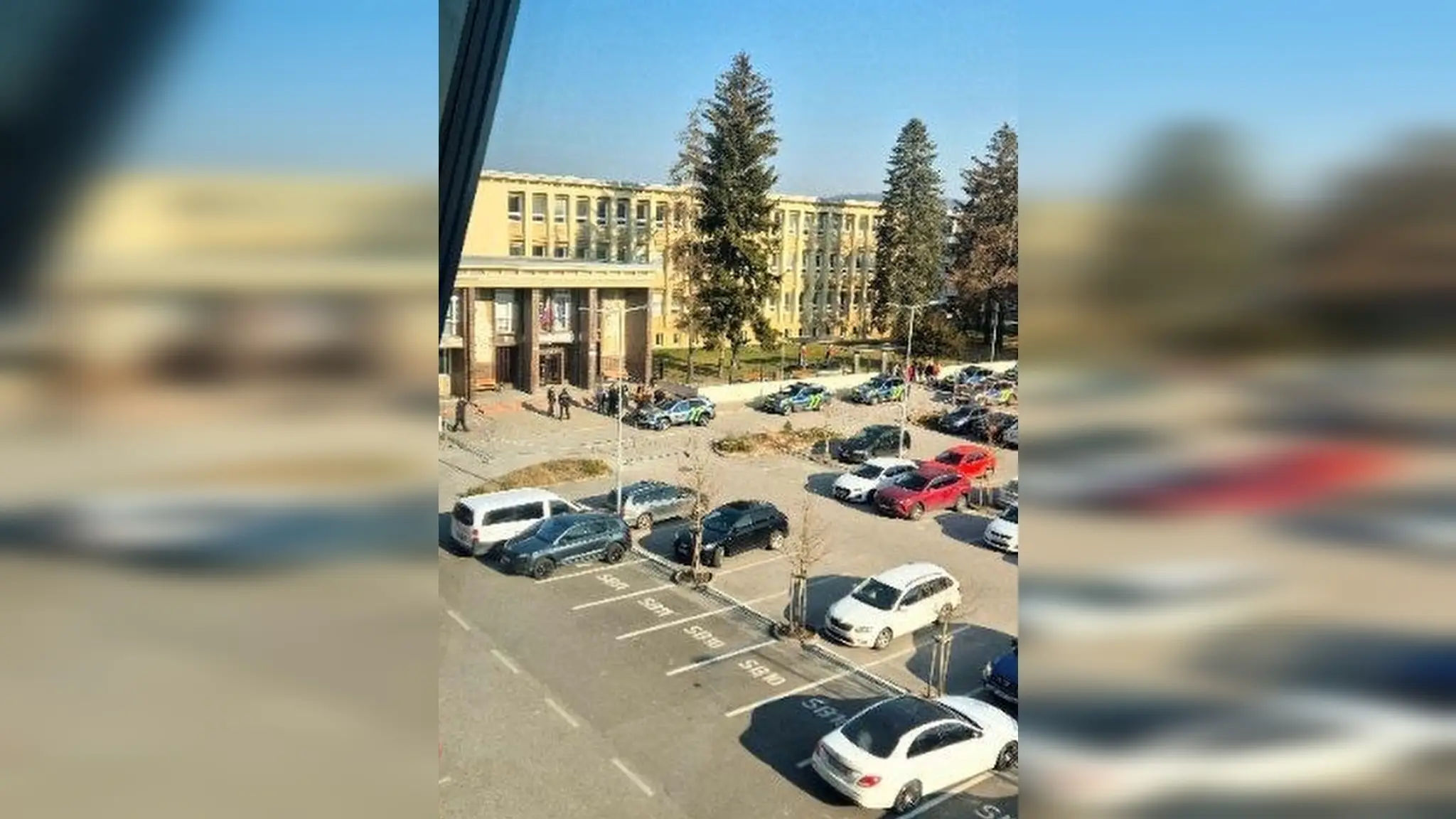 Policajný zásah na Trenčianskej univerzite Alexandra Dubčeka.