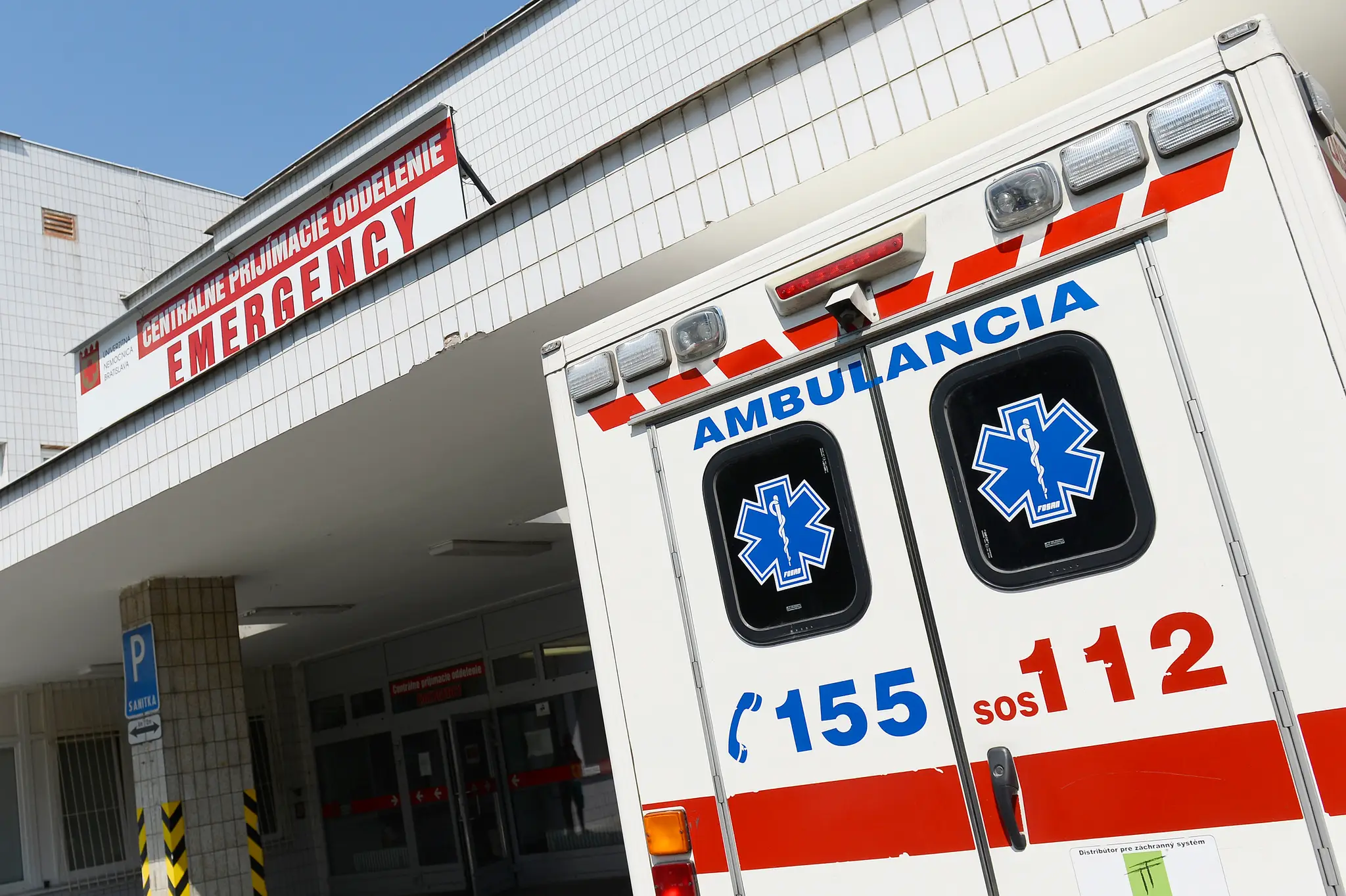  Na snímke centrálny príjem v ružinovskej nemocnici v Bratislave. Vidieť je ambulanciu zo zadu a urgentný príjem.