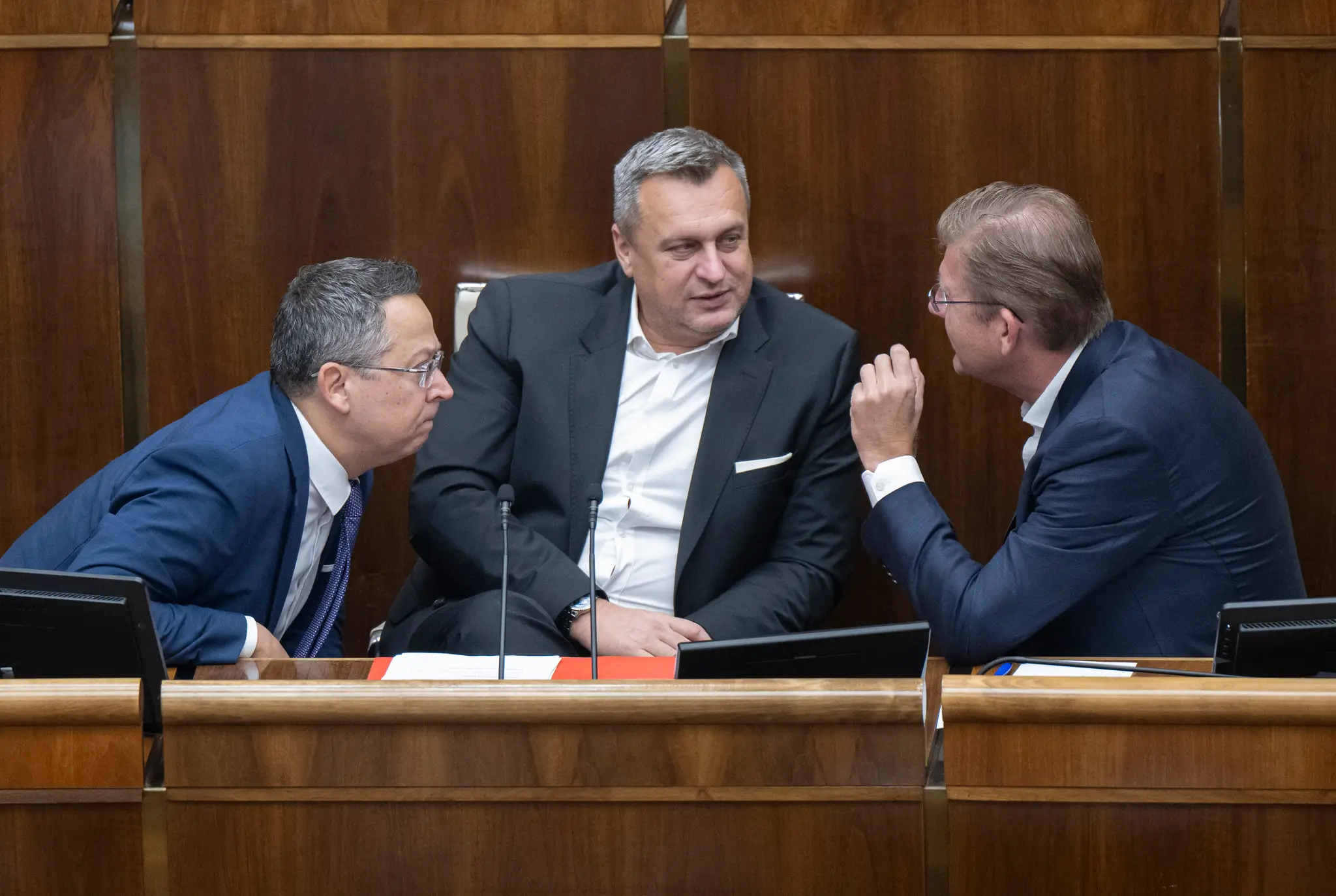 Minister financií SR Ladislav Kamenický (Smer-SD), podpredseda parlamentu Andrej Danko (SNS) a podpredseda NR SR dočasne poverený vedením parlamentu Peter Žiga (Hlas-SD)