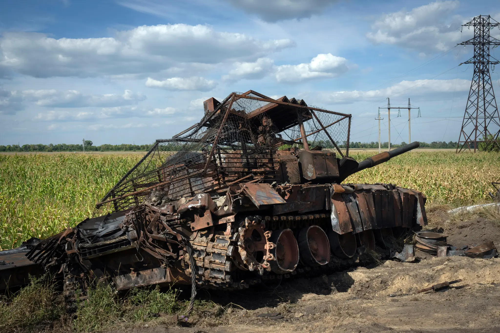 Zničený ruský tank v Kurskej oblasti 