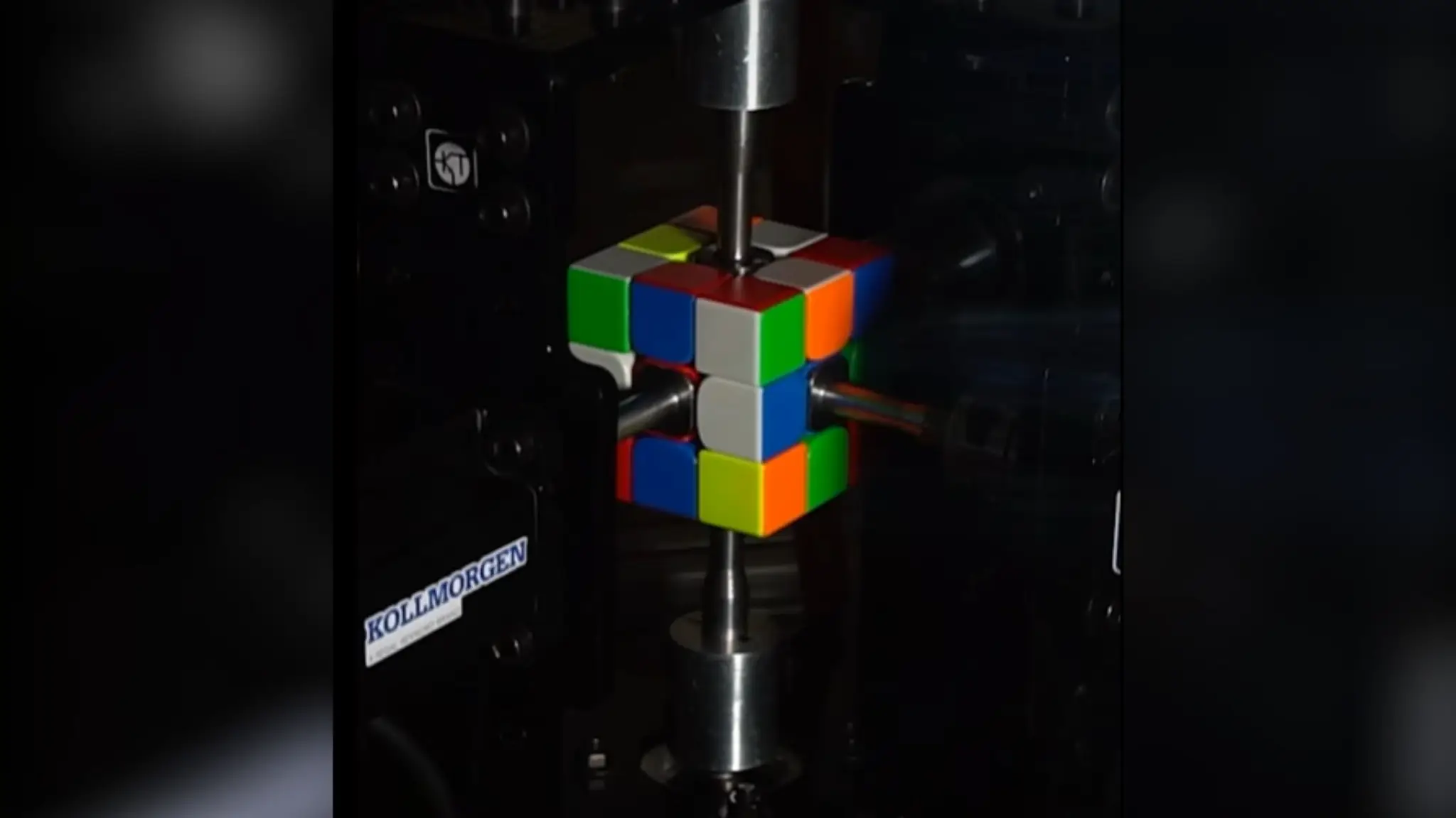 Robot poskladal Rubikovu kocku za desatinu sekundy