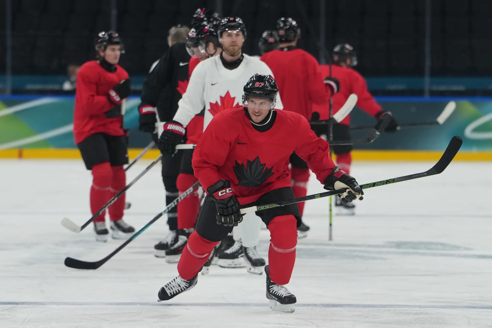 Kanaďan Sidney Crosby (v popredí) počas tréningu kanadskej hokejovej reprezentácie