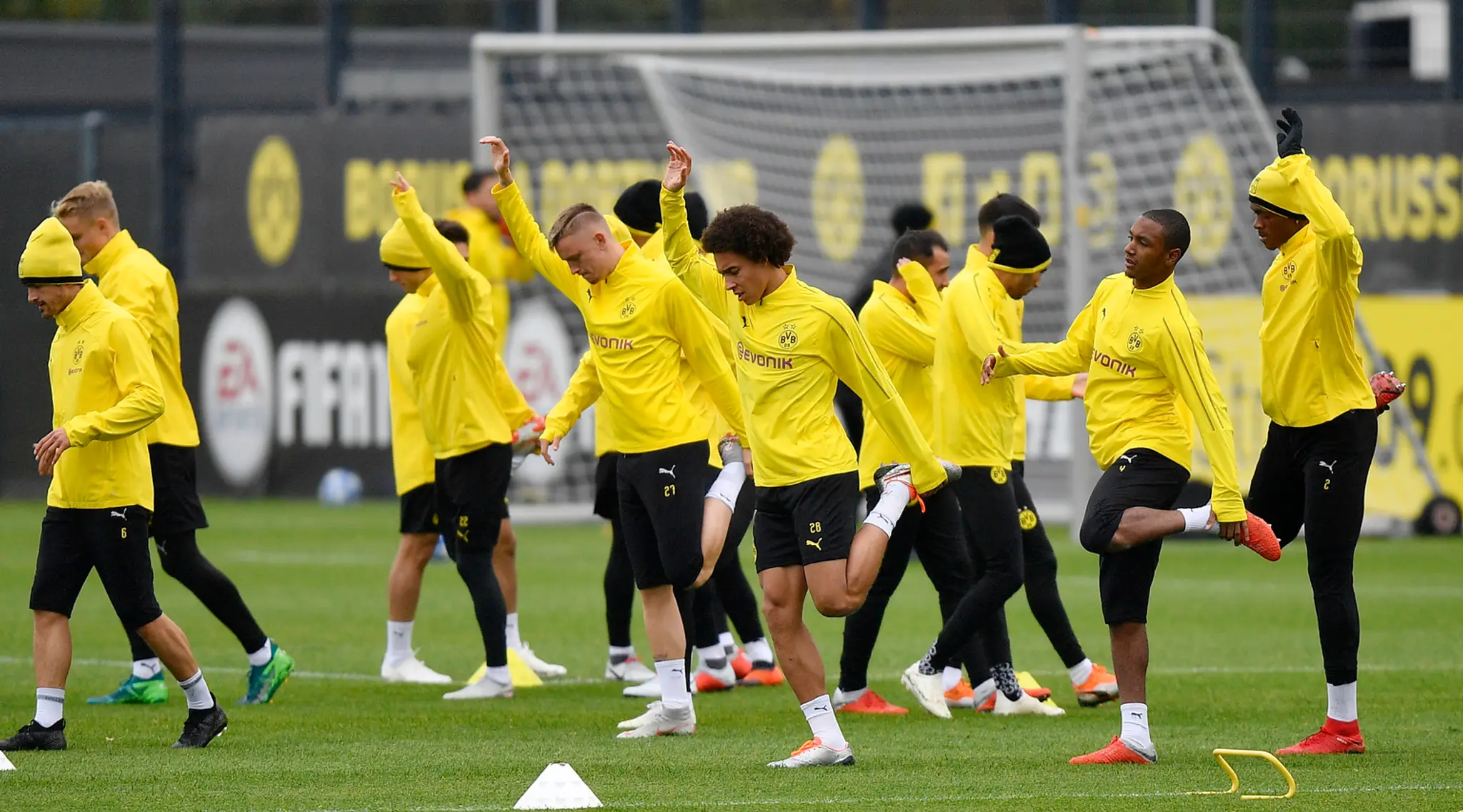 Hráči Dortmundu (v strede Axel Witsel) pred duelom LM proti Monacu.
