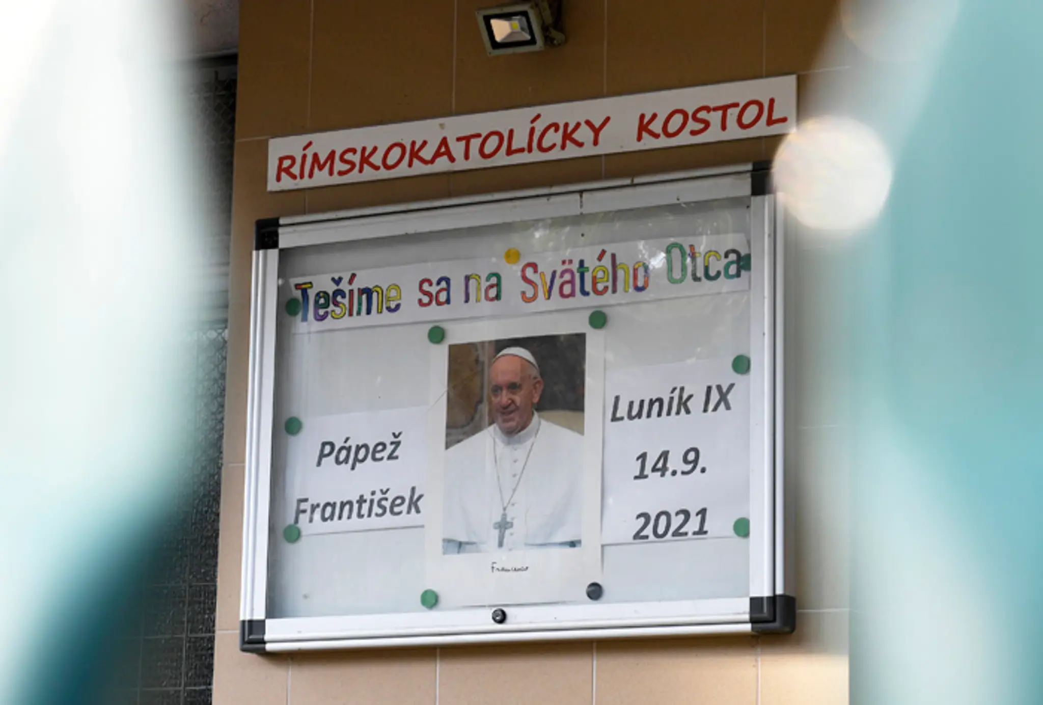 Tabuľa s portrétom pápeža Františka pred kostolom pri centre Saleziánov dona Bosca na Luníku IX.
