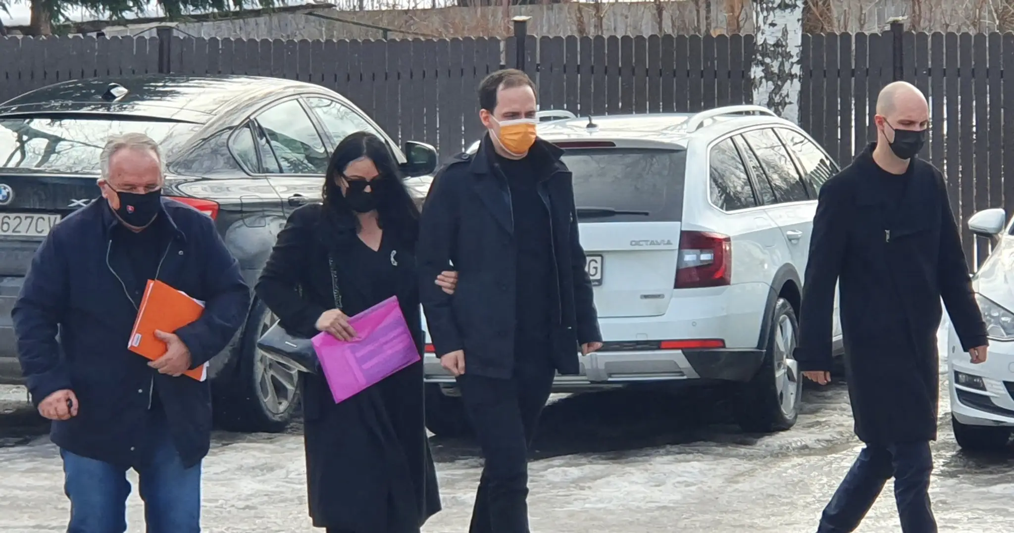 Príslušníci NAKA vychádzajú po zásahu z hotela Aston.
