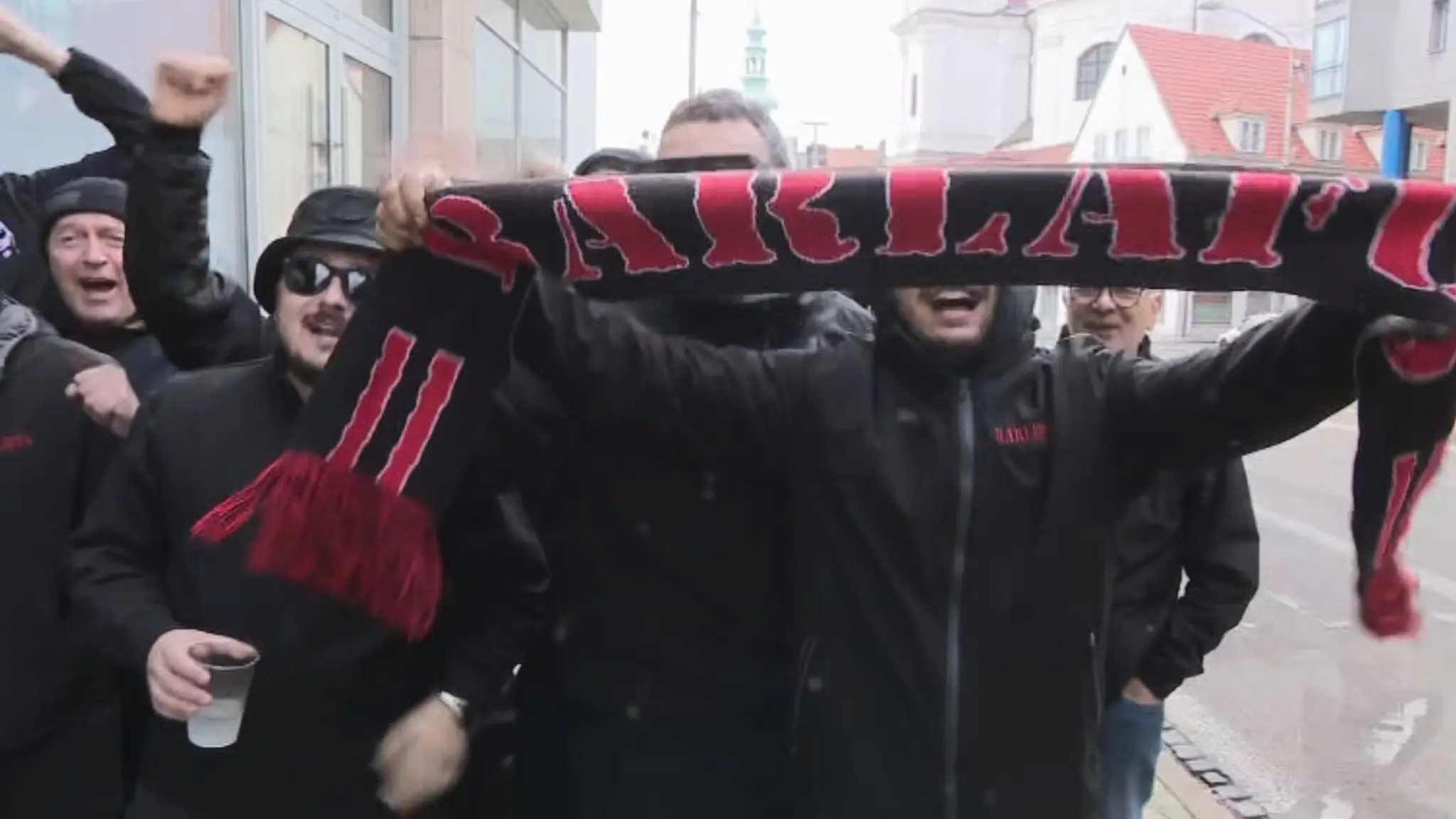 Fanúšikovia od rána v uliciach Bratislavy. 