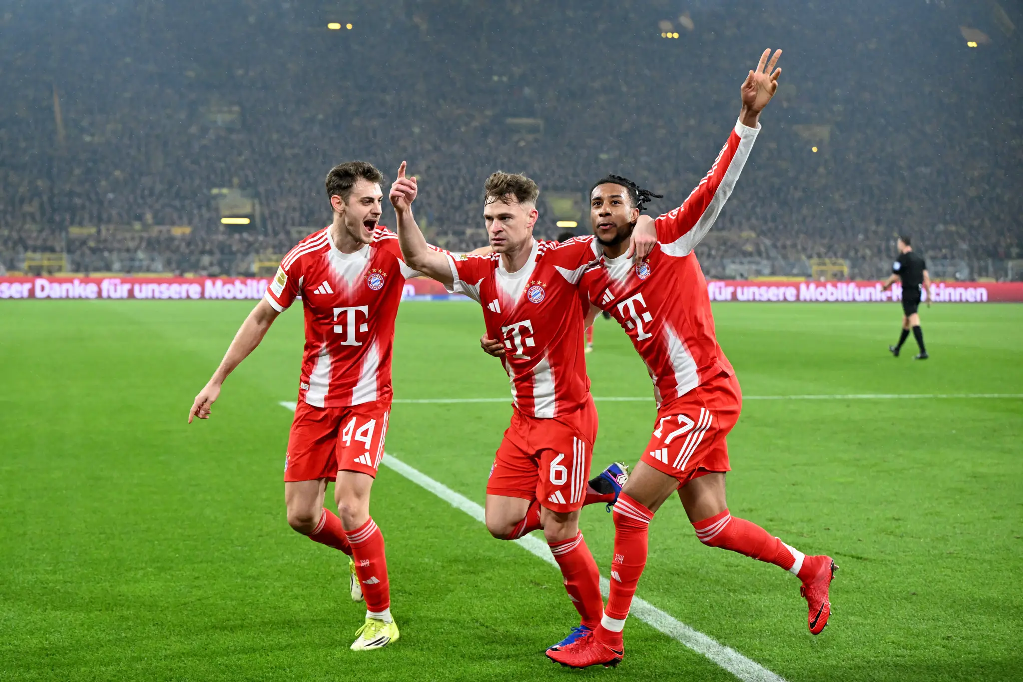 Futbalisti Bayernu Mníchov oslavujú gól