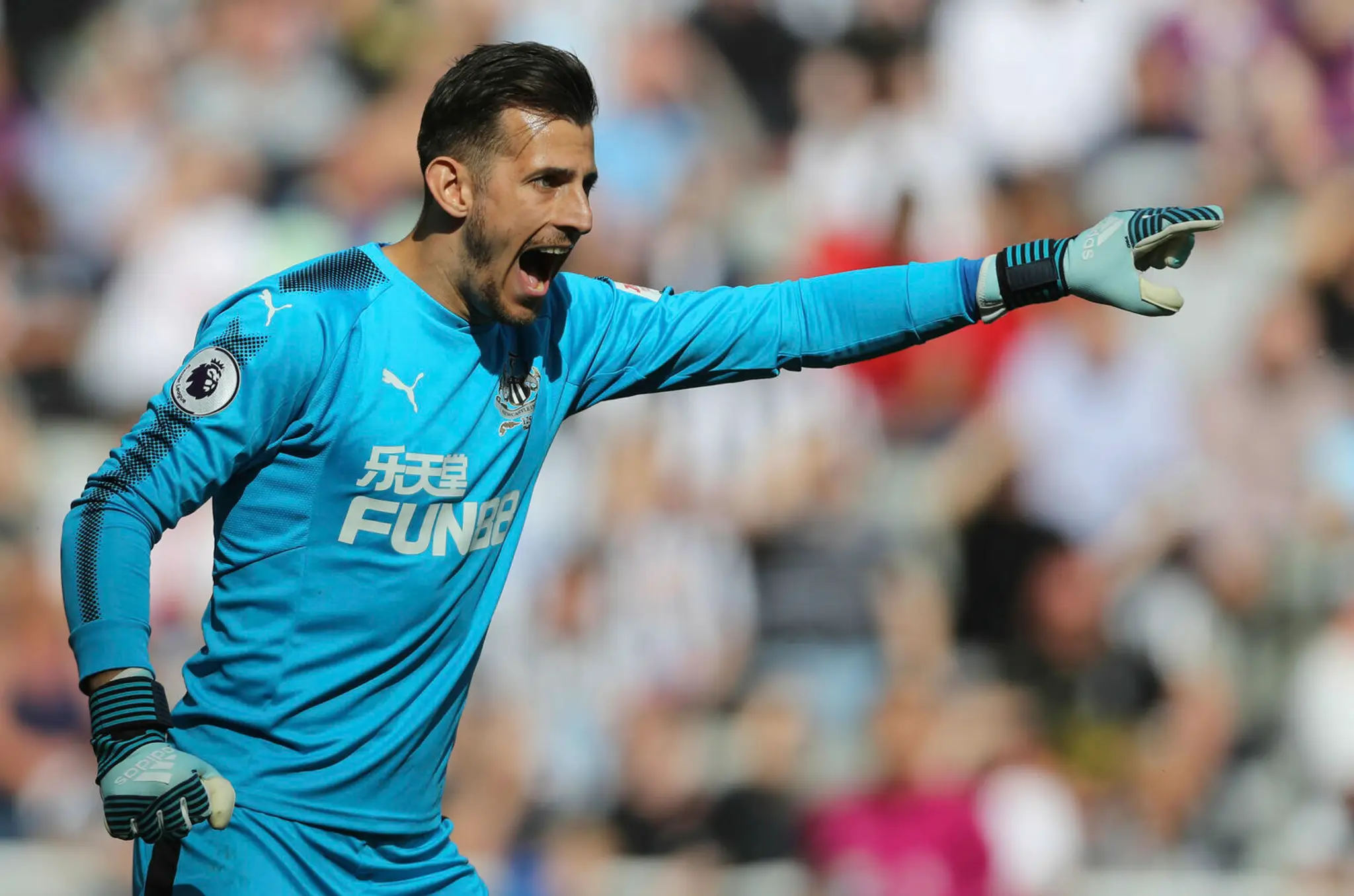 Gólman Newcastlu Martin Dúbravka v dueli proti Chelsea.