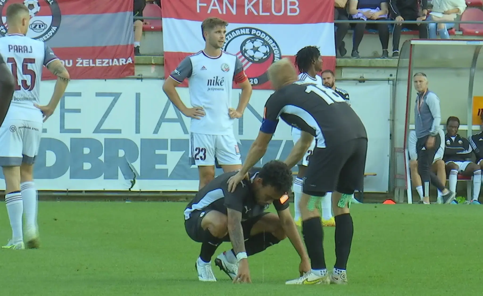 Davi Alves zvracia na trávniku.