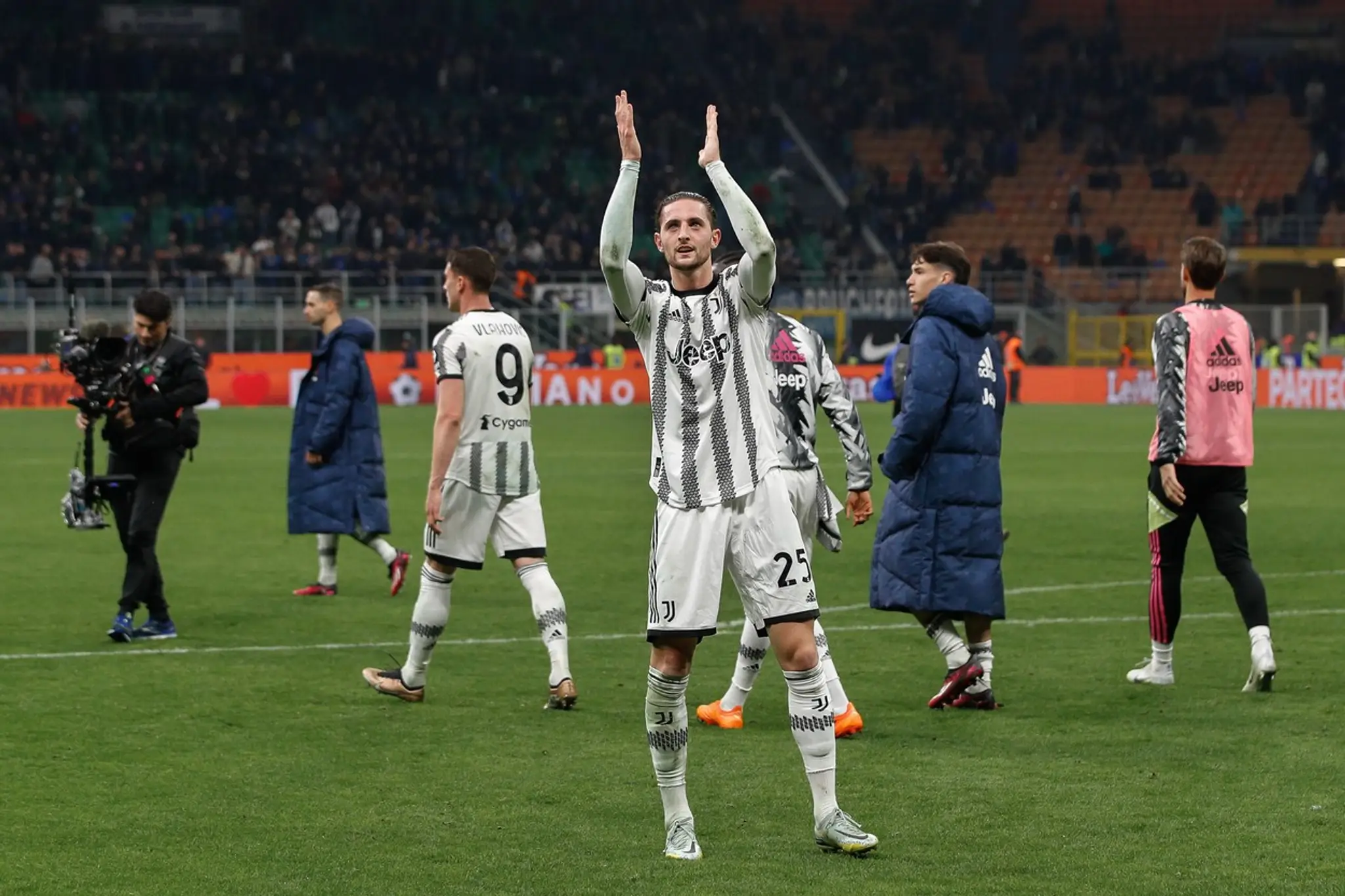 Matias Soule zdraví fanúšikov Juventusu po zápase s Interom