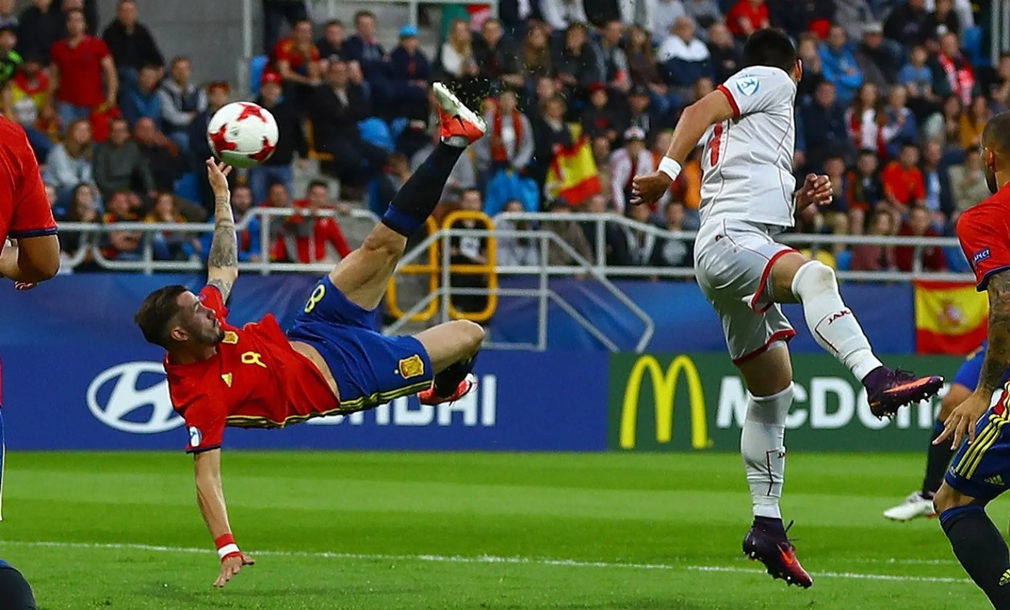 Saúl Ňiguéz nožničkami otvára skóre zápasu Španielsko U21 - Portugalsko U21.