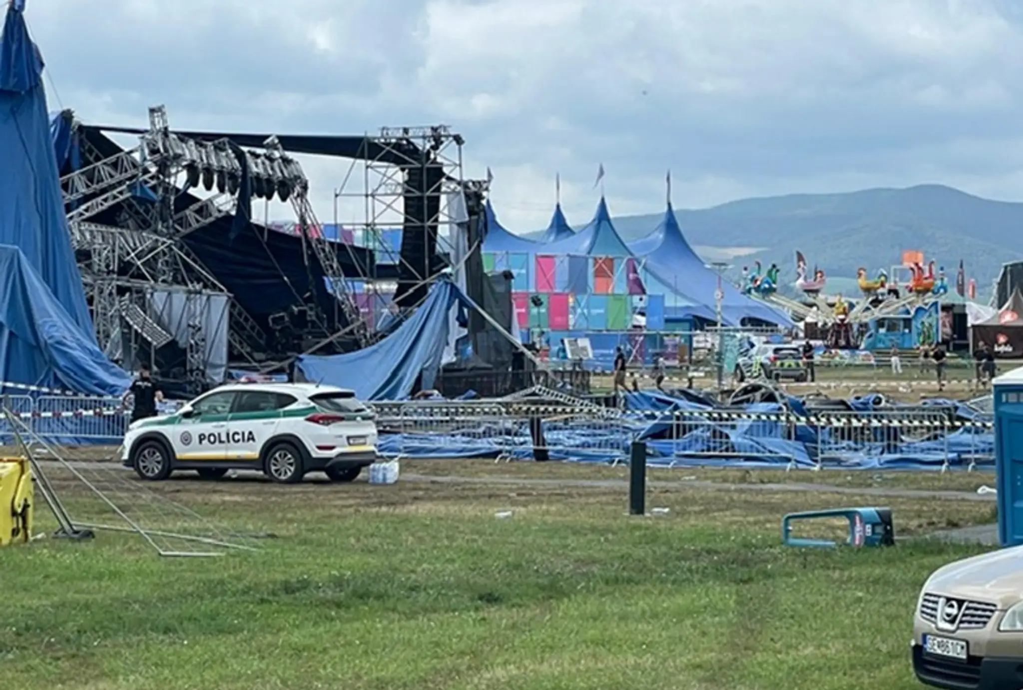 Zničený stan na festivale Pohoda po smršti.