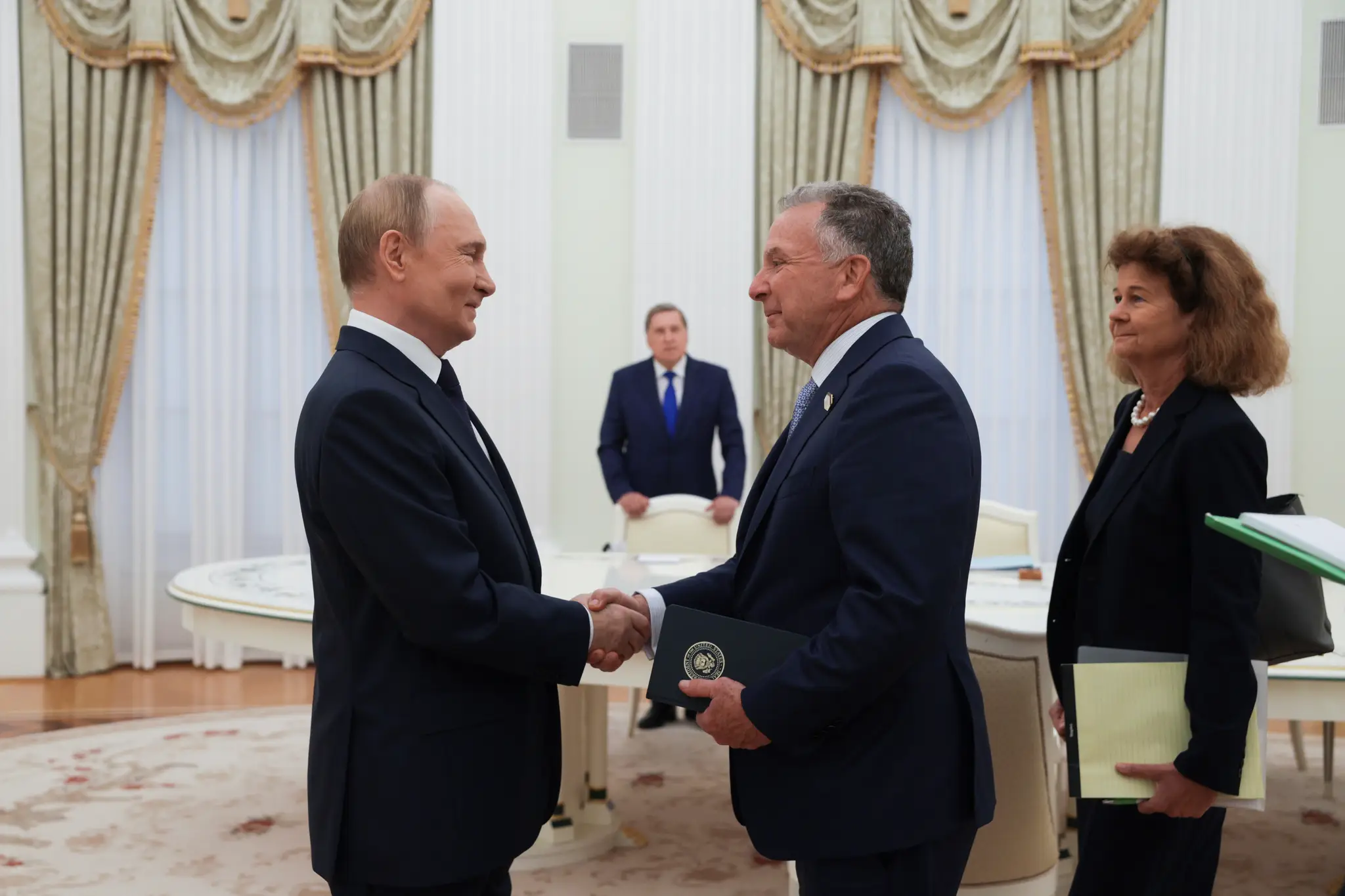 Ruský prezident Vladimir Putin (vľavo) a osobitný vyslanec amerického prezidenta Steve Witkoff si podávajú ruky počas stretnutia v Moskve.
