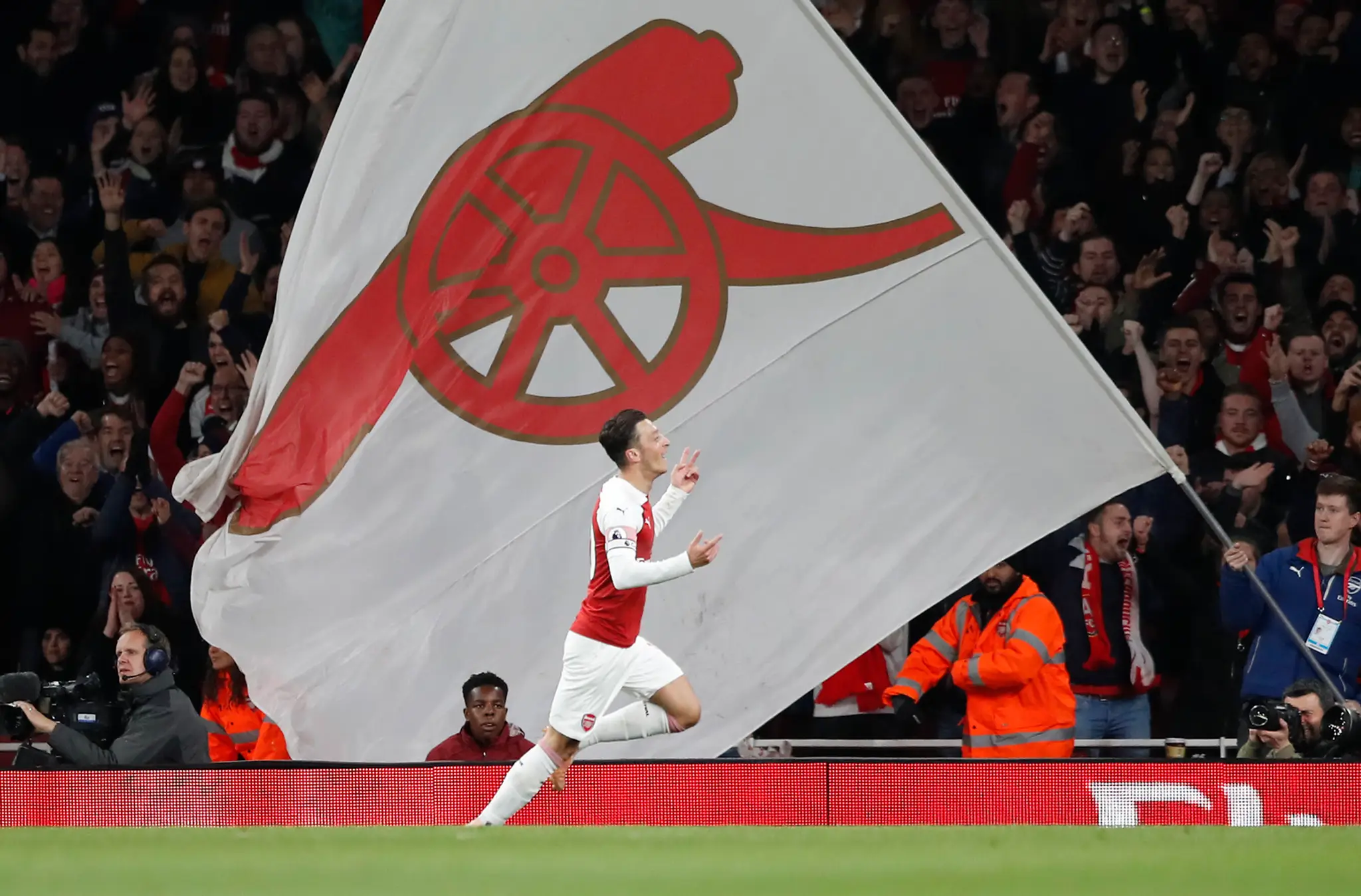Mesut Özil z Arsenalu oslavuje gól proti Leicestru.