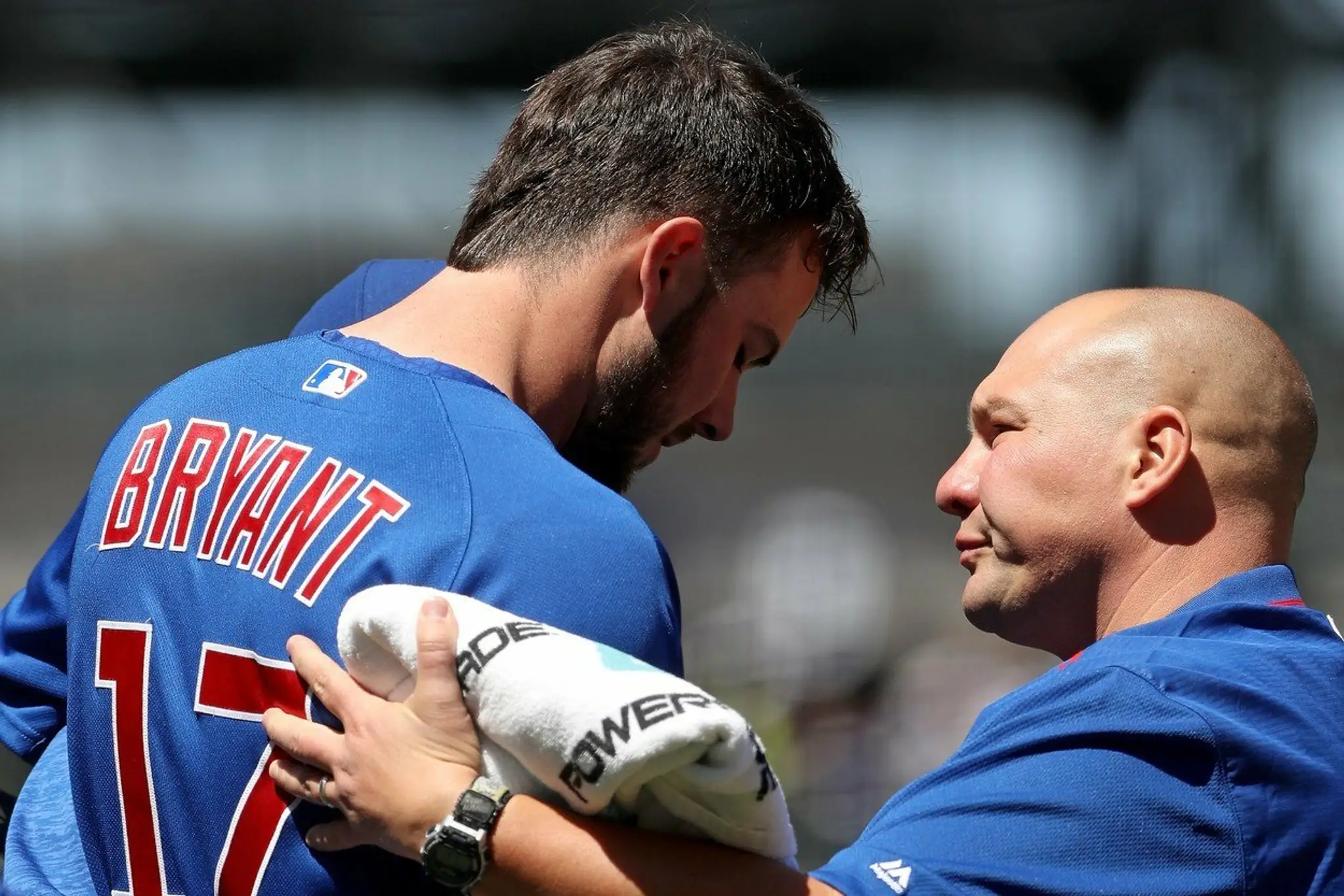 Kris Bryant krátko po zásahu loptičkou počas rozhovoru s lekárom.