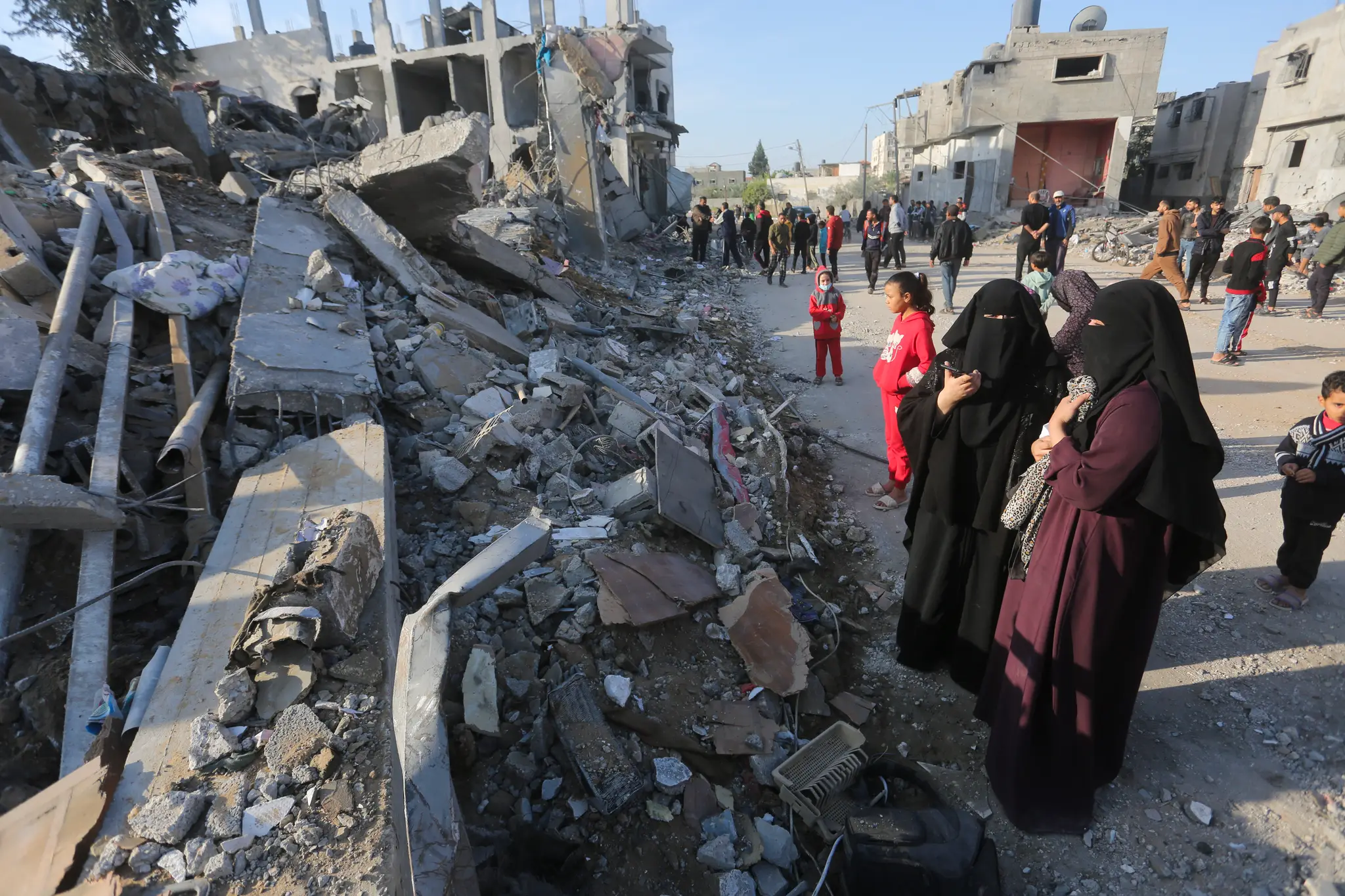 Palestínčania sa pozerajú na škody po izraelskom leteckom útoku v meste Rafah.