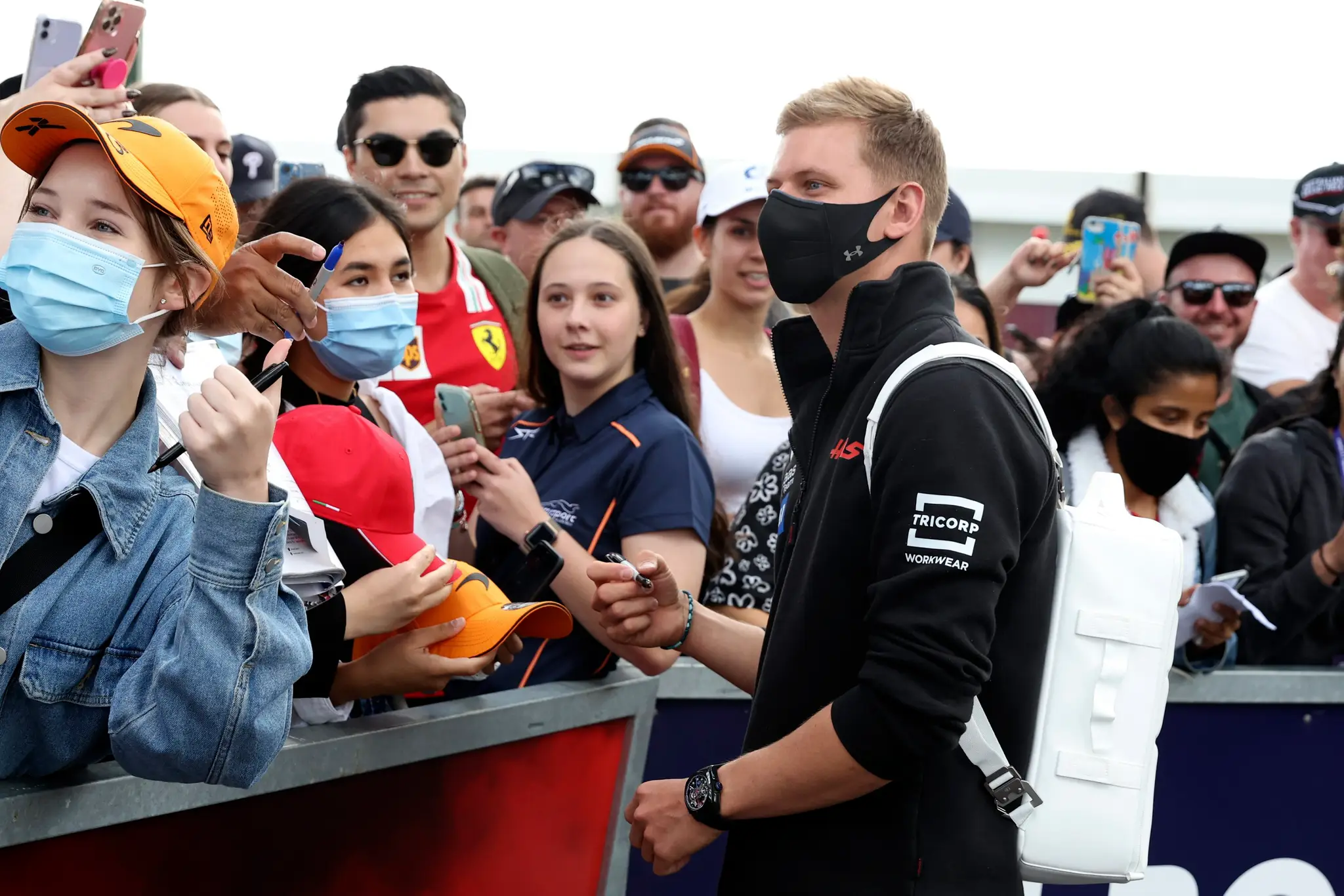 Mick Schumacher s fanúšikmi.