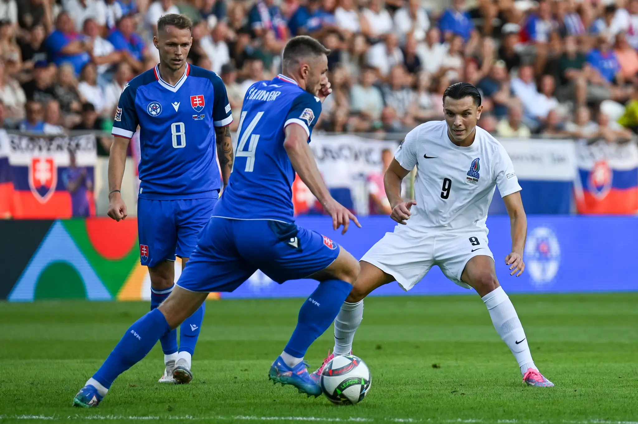 Na snímke zľava Ondrej Duda, Milan Škriniar (obaja Slovensko) a Renat Badasov (Azerbajdžan).