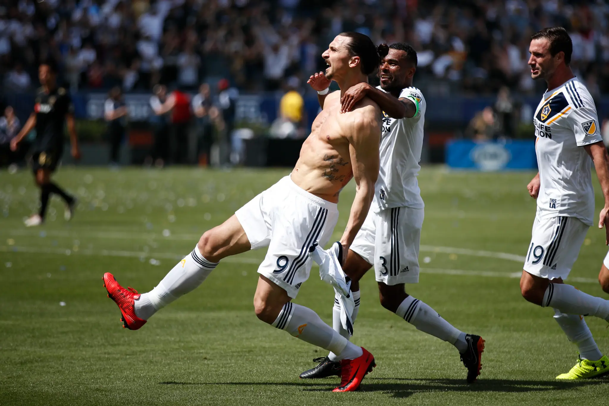 Zlatan Ibrahimovič (vľavo) oslavuje so spoluhráčmi z LA Galaxy svoj gól.