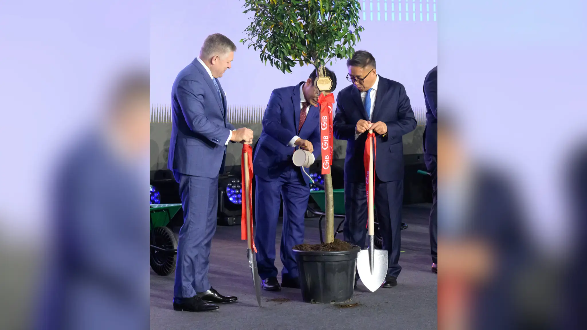 Slávnostné spustenie výstavby baterkárne v Šuranoch