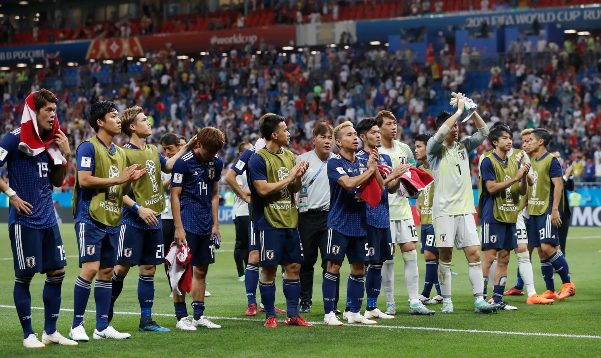 Japonskí hráči ďakujú priaznivcom po prehre v osemfinále MS 2018.