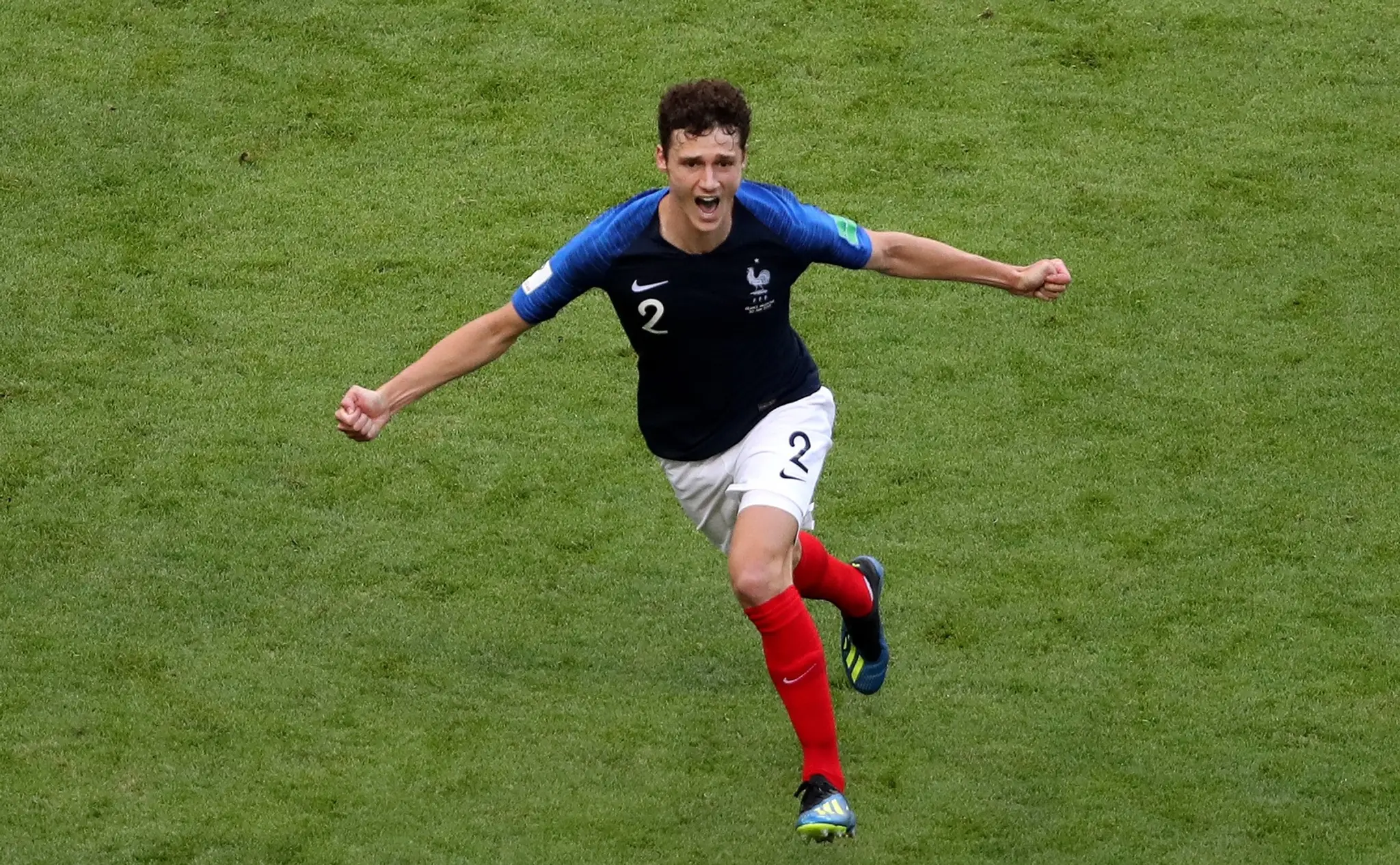 Benjamin Pavard oslavuje svoj gól do siete Argentíny.