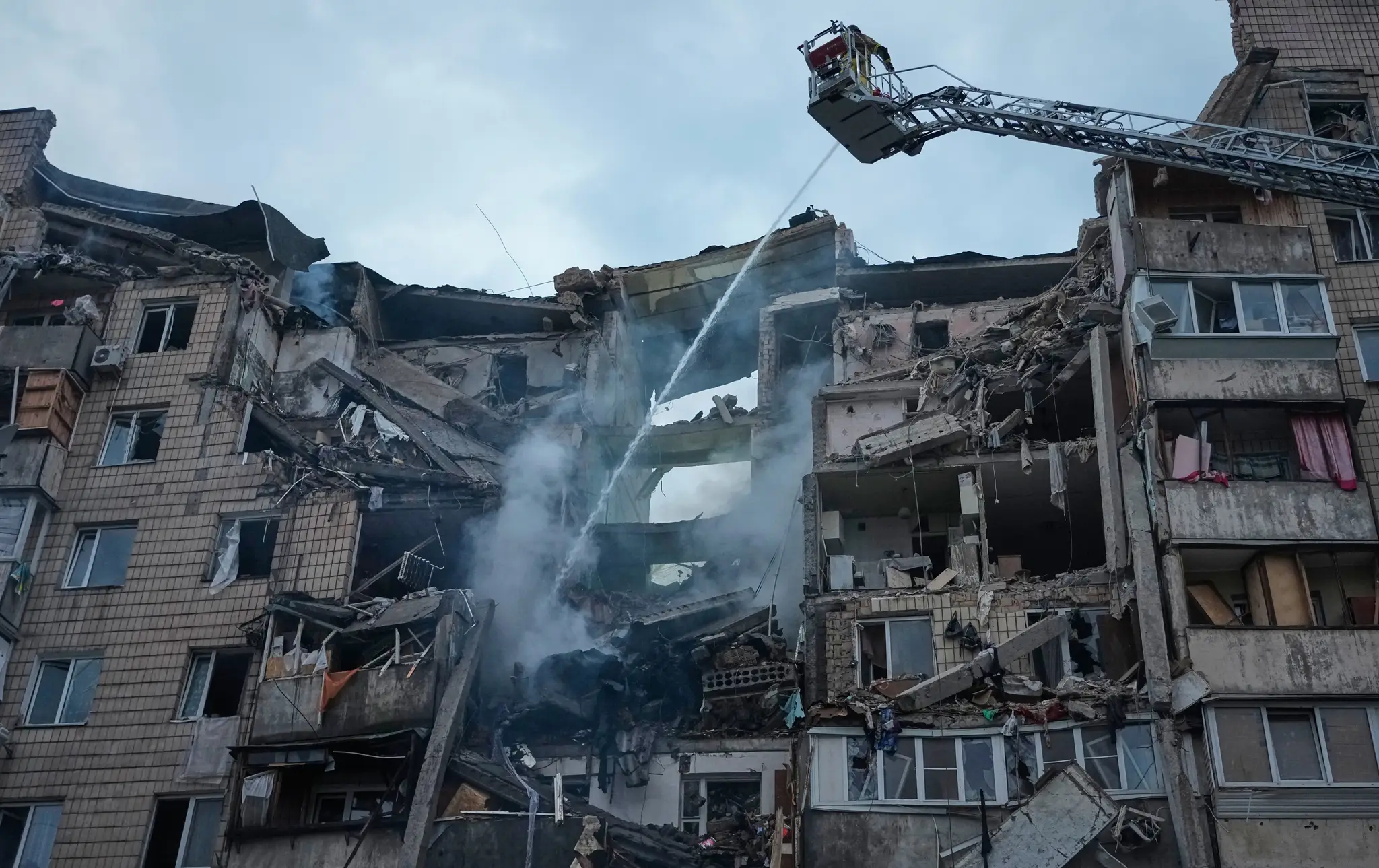 Poškodená bytovka v Kyjeve po ruskom útoku.