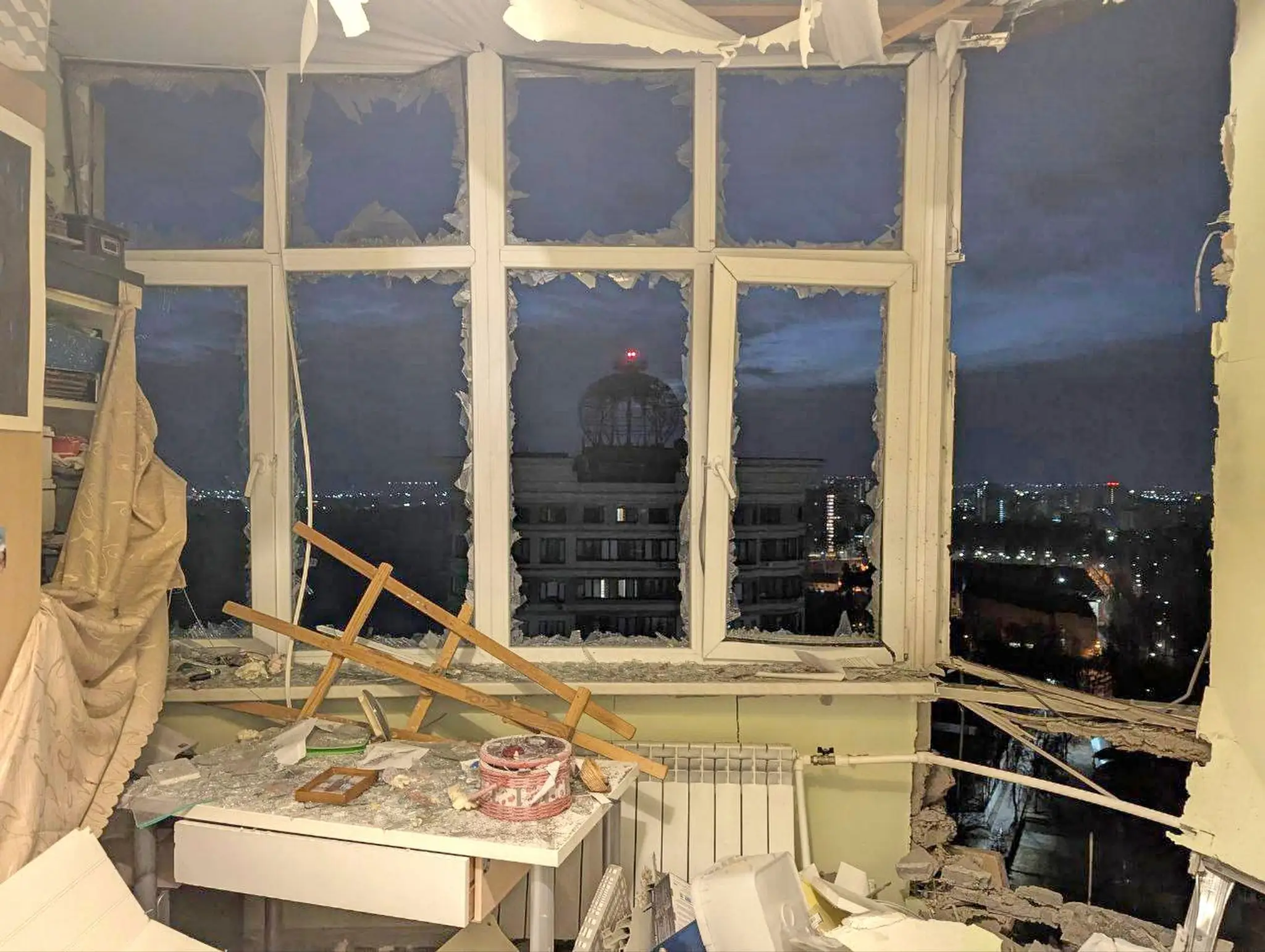 Rozbité okno po masívnom útoku dronov na Moskvu.