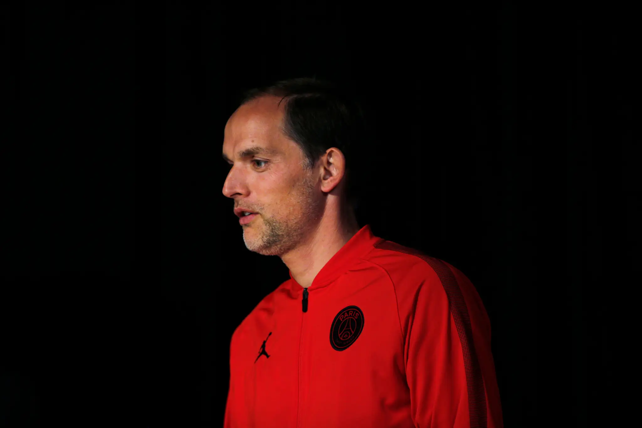 Kouč PSG Thomas Tuchel vchádza na tlačovú konferenciu pred zápasom LM proti Neapolu.