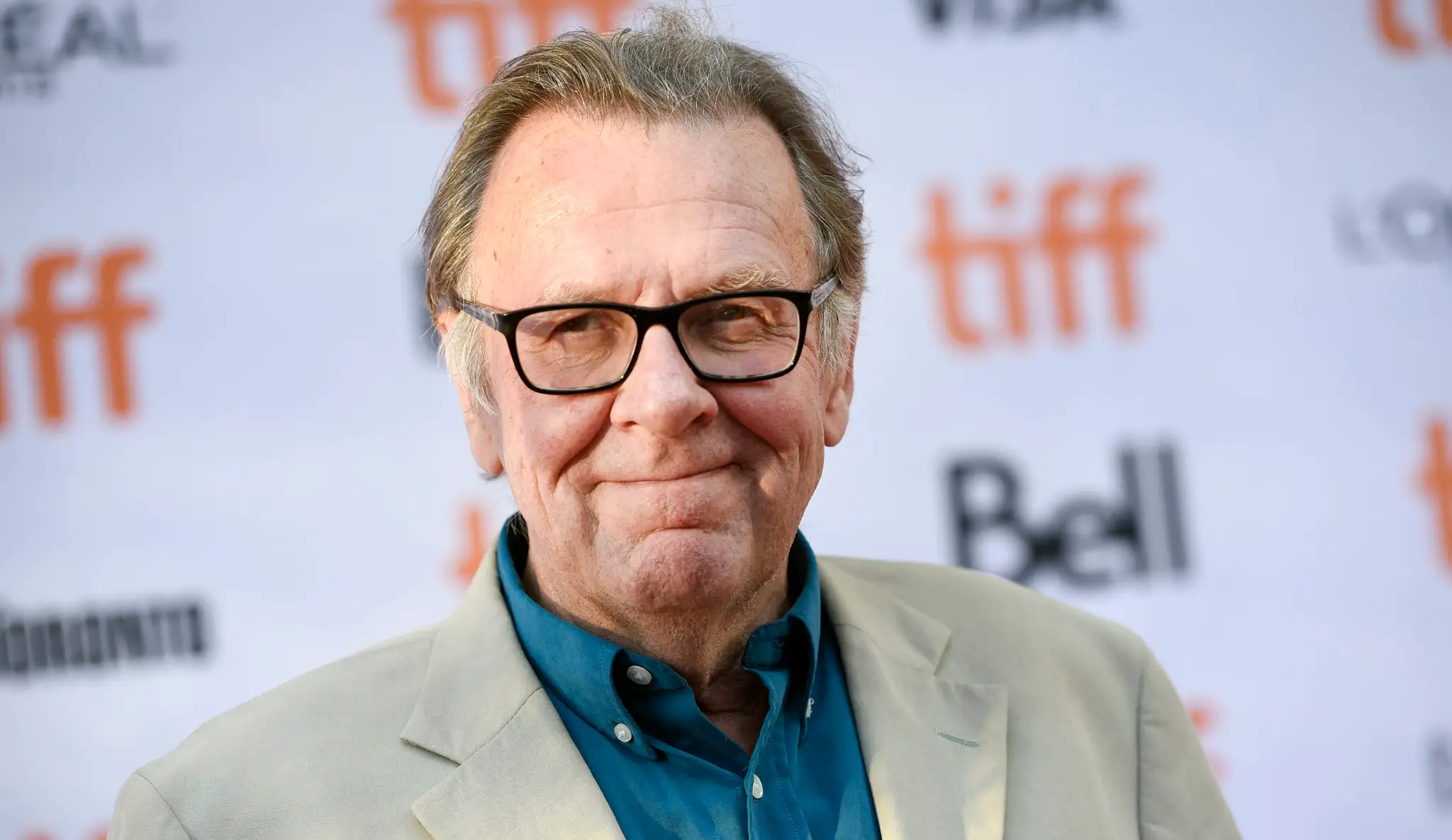 Zomrel herec Tom Wilkinson (†75).