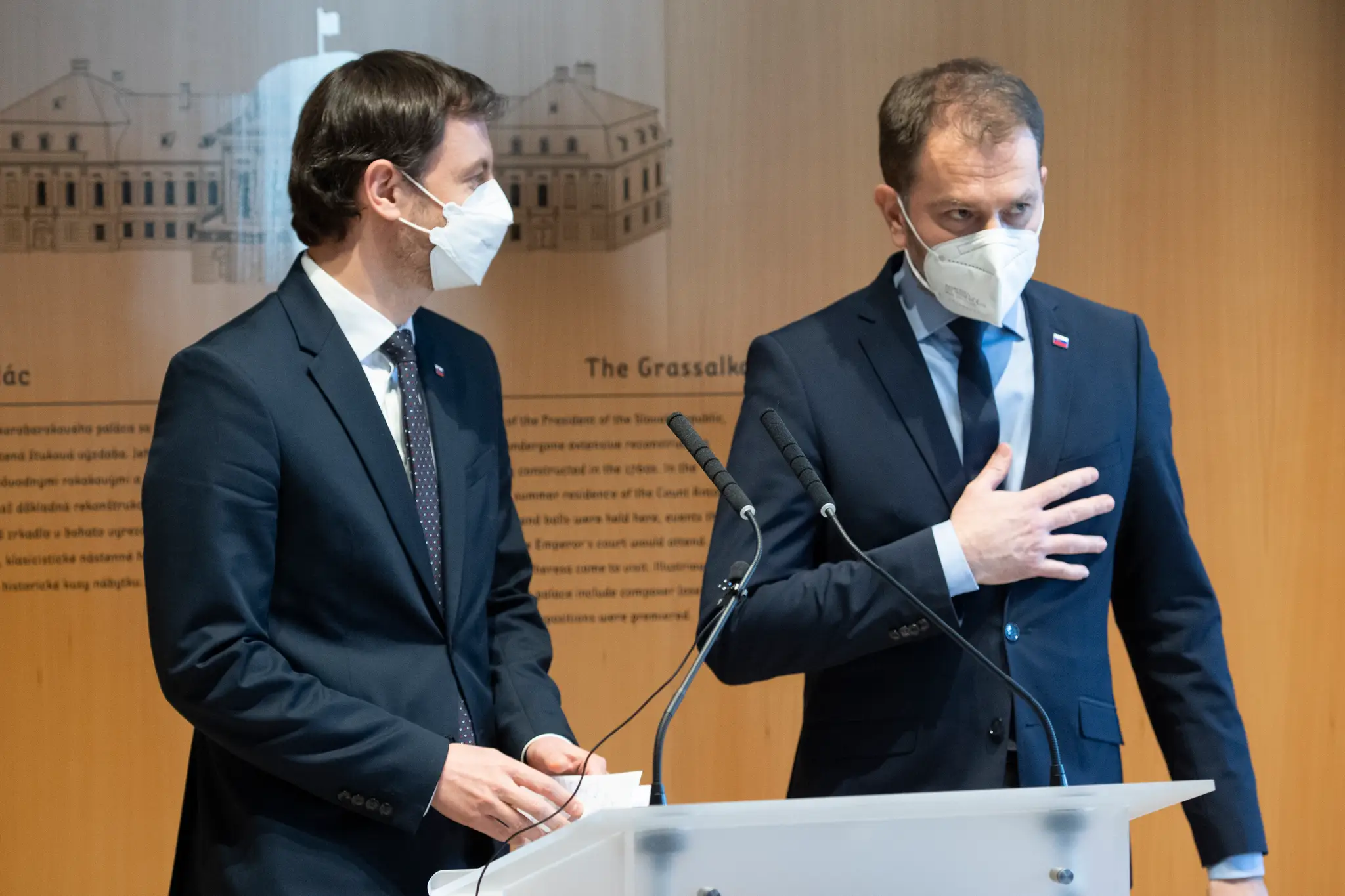 Na snímke vpravo odchádzajúci premiér SR Igor Matovič a vľavo podpredseda vlády a minister financií SR Eduard Heger.