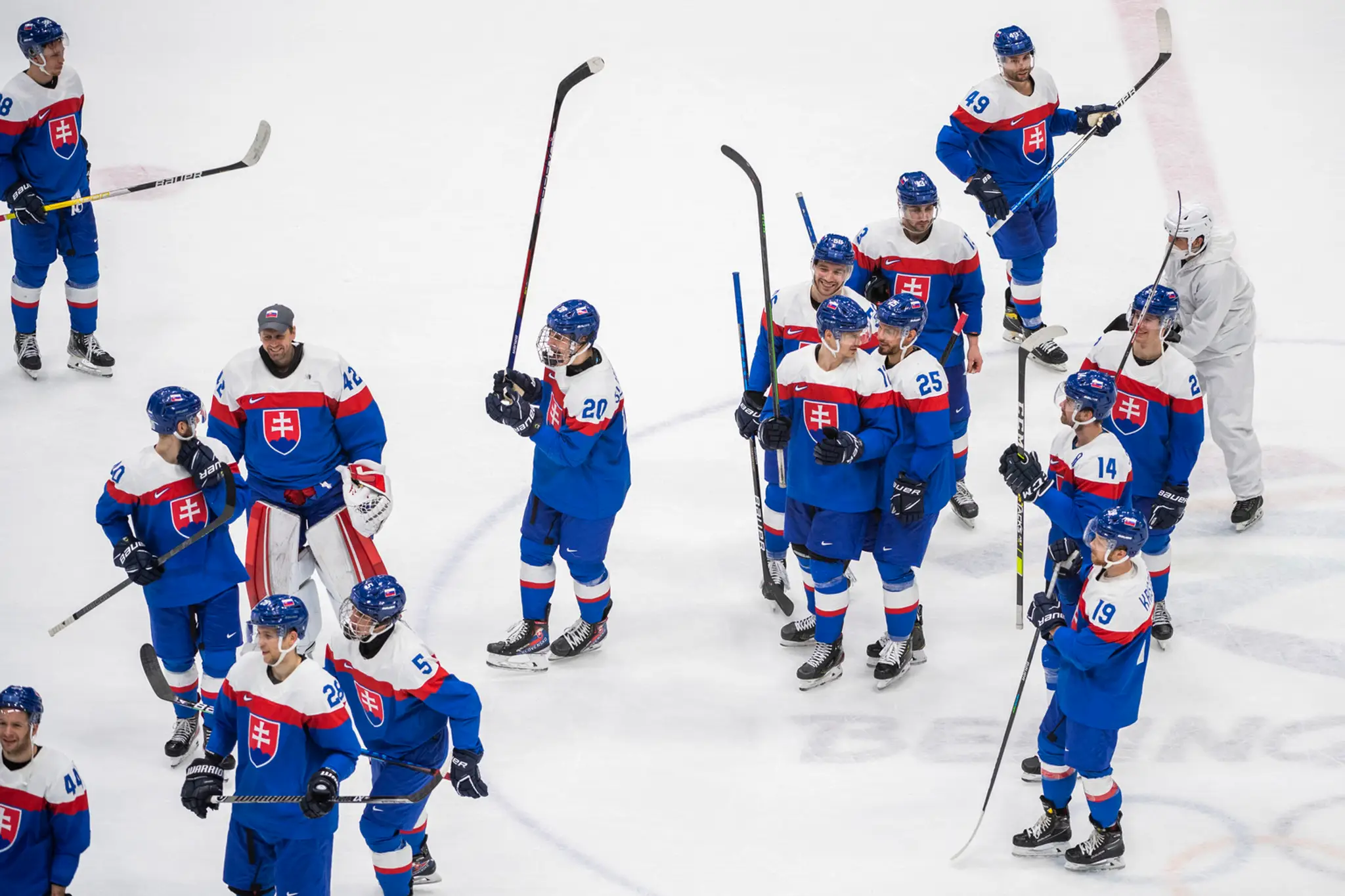Hokejisti Slovenska sa tešia z výhry nad Lotyšskom na ZOH 2022.