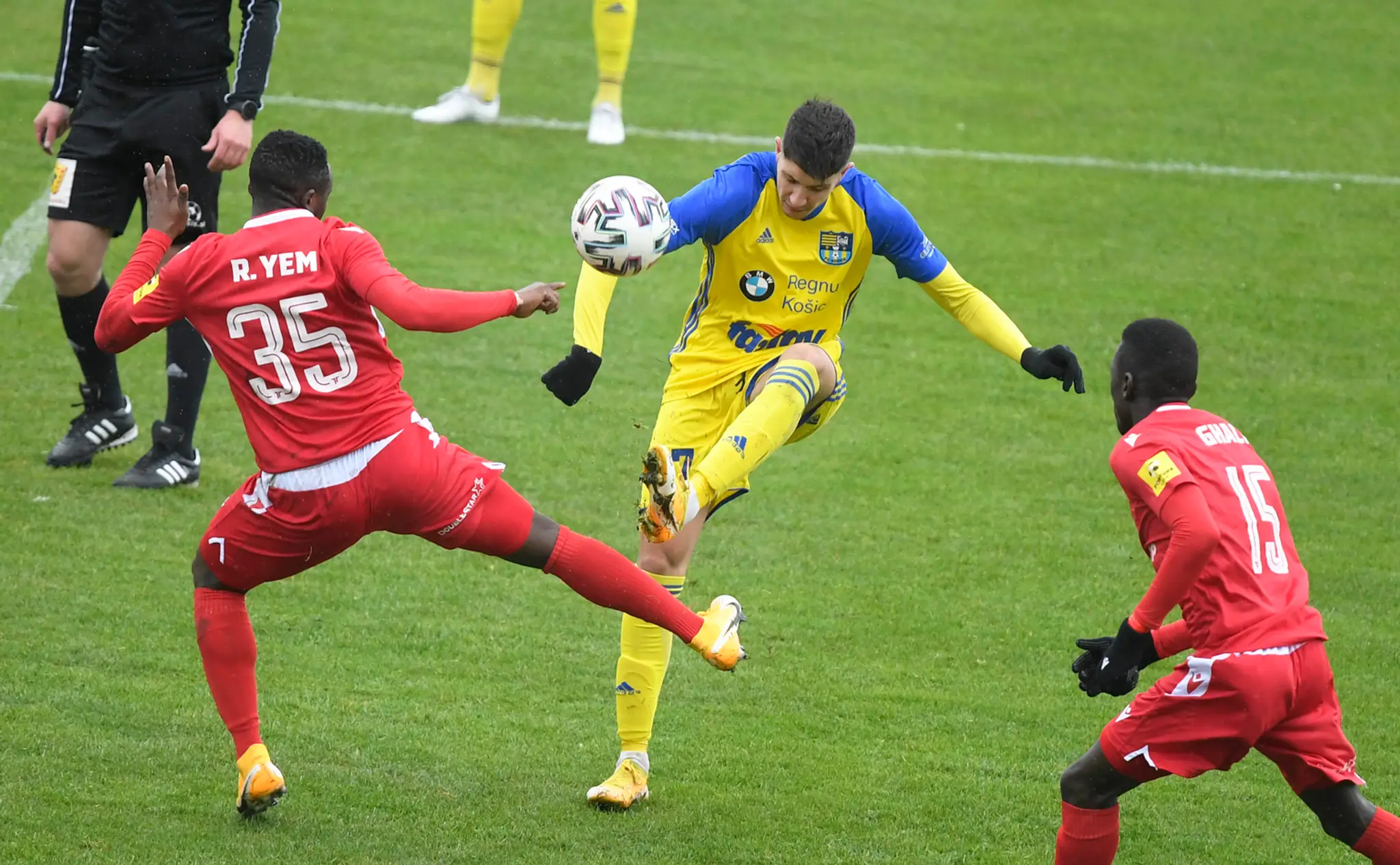 Ruben Yem v zápase Slovnaft cupu v drese AS Trenčín.