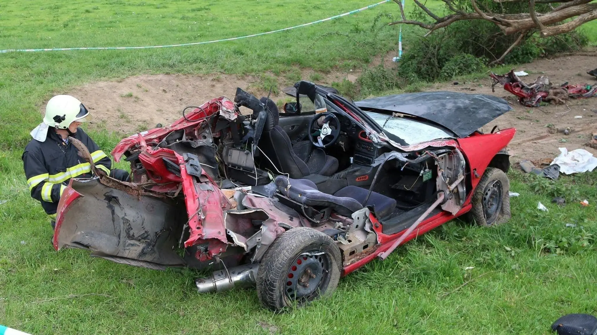 Po náraze do stromu zahynul mladý pár