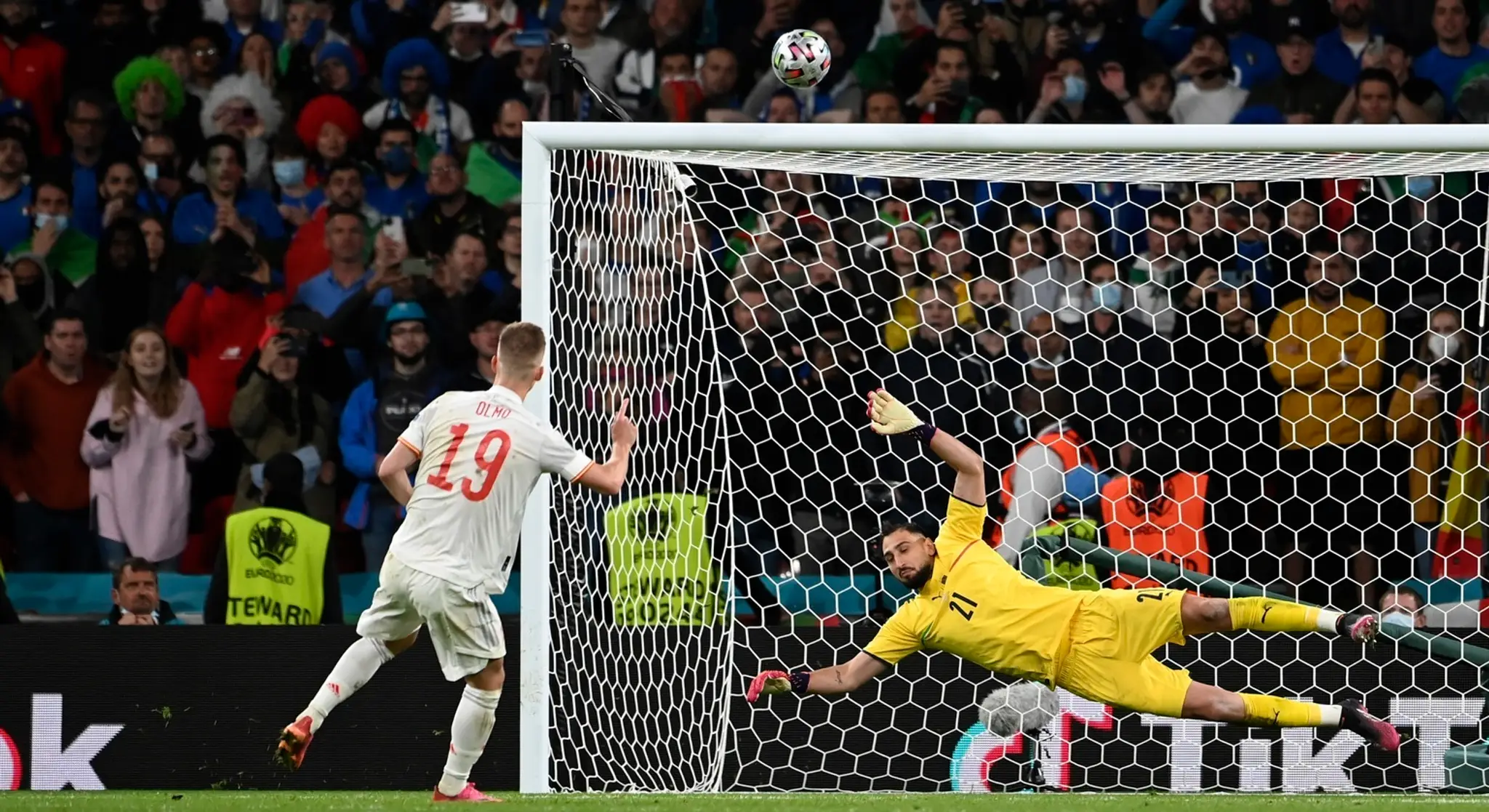 Dani Olmo míňa bránku v penaltovom rozstrele.